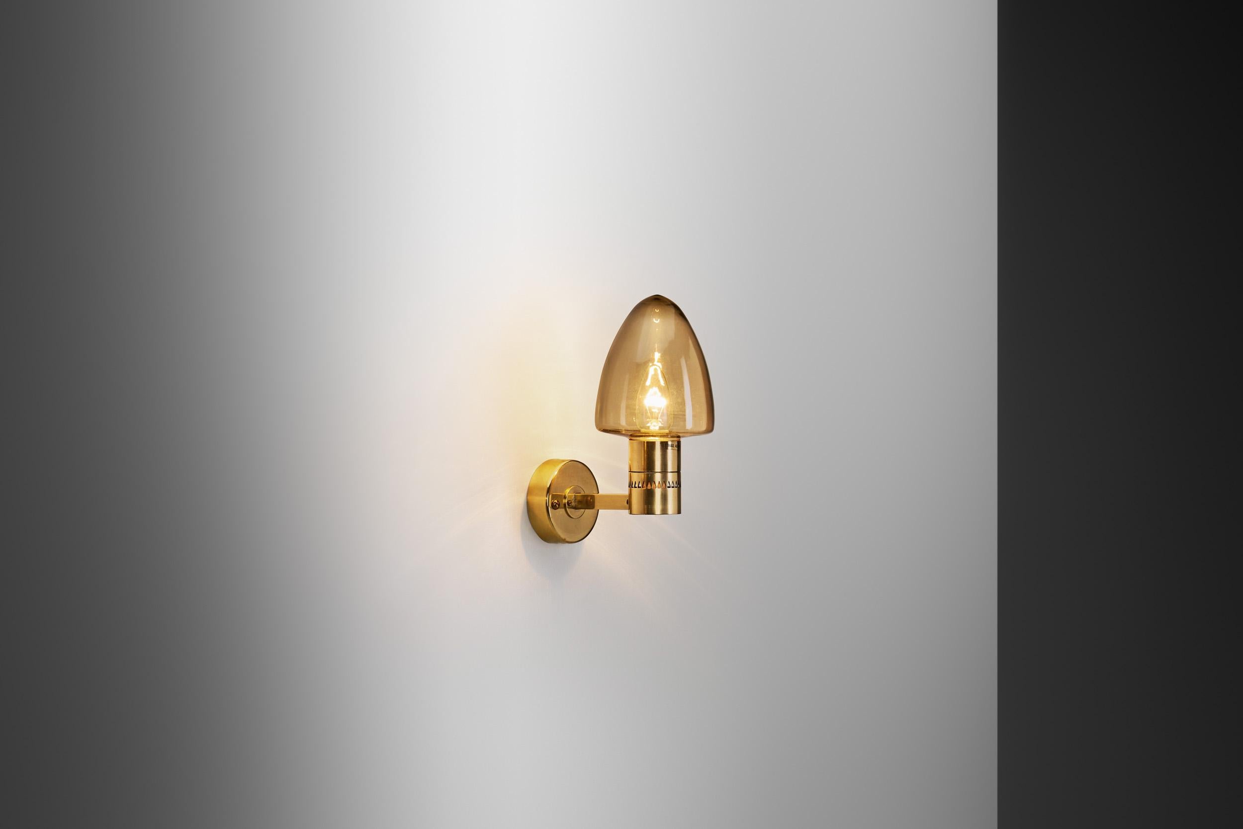 Si Hans-Agne Agnes a conçu et produit divers types de meubles, ses luminaires ont davantage retenu l'attention internationale - et ce n'est pas sans raison. Comme le montre cette applique 