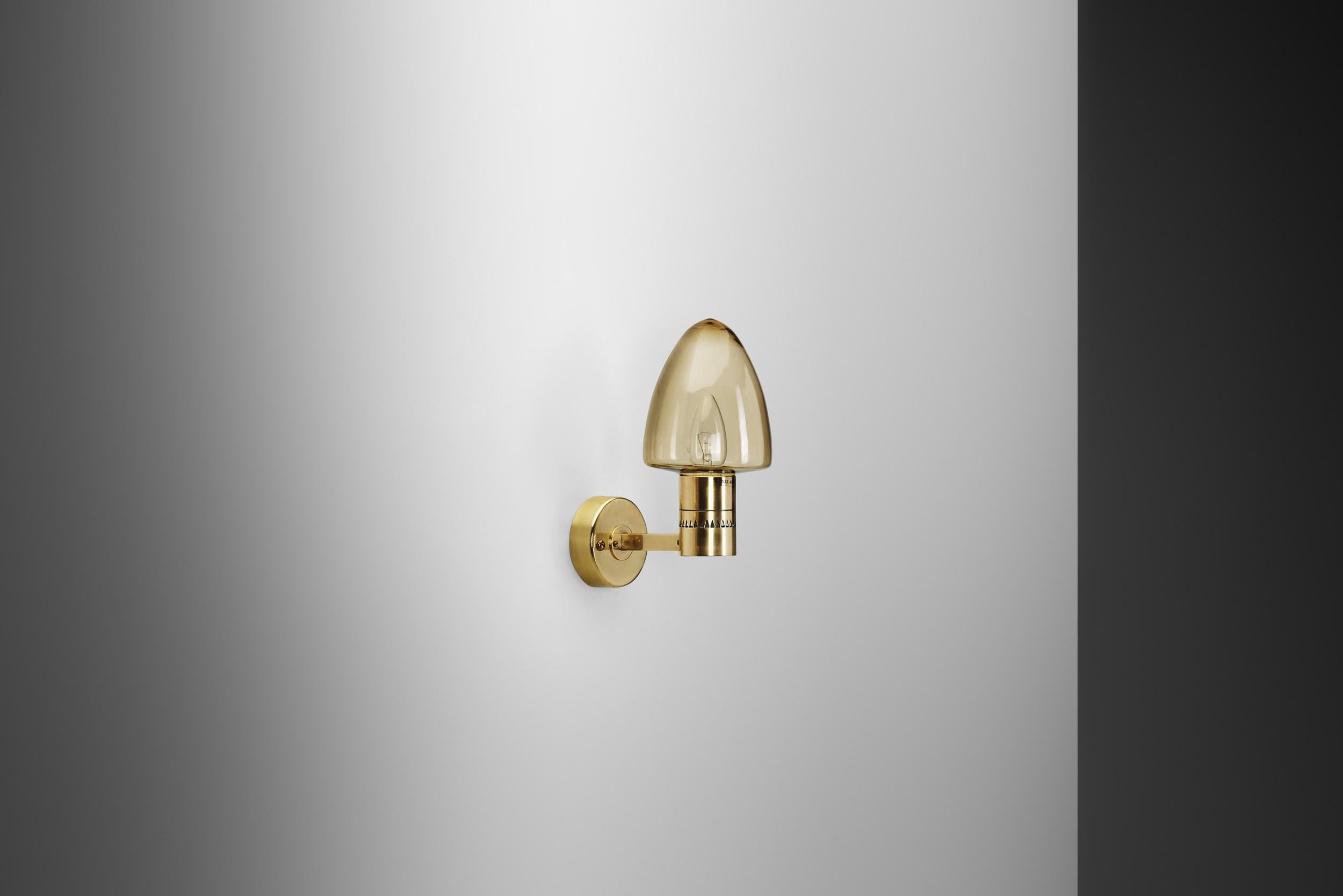 Scandinave moderne Lampe murale en laiton modèle V-220 de Hans-Agne Jakobsson, Suède, années 1960 en vente