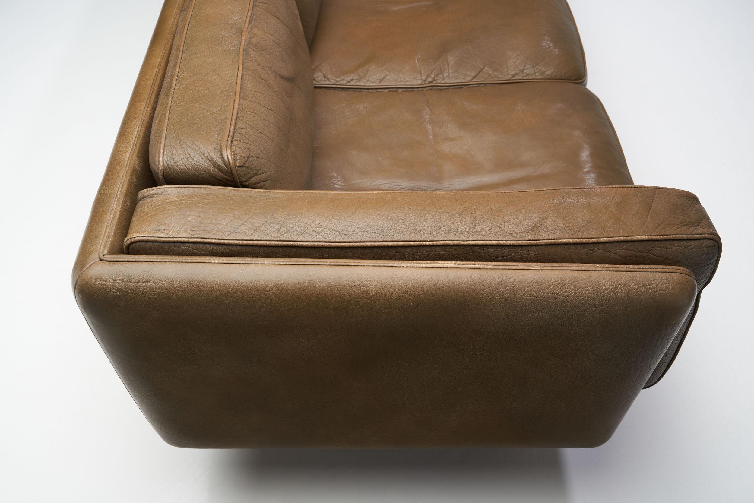 Model V11 Dreisitziges Ledersofa von Illum Wikkelsø, Dänemark, 1960er Jahre im Angebot 5