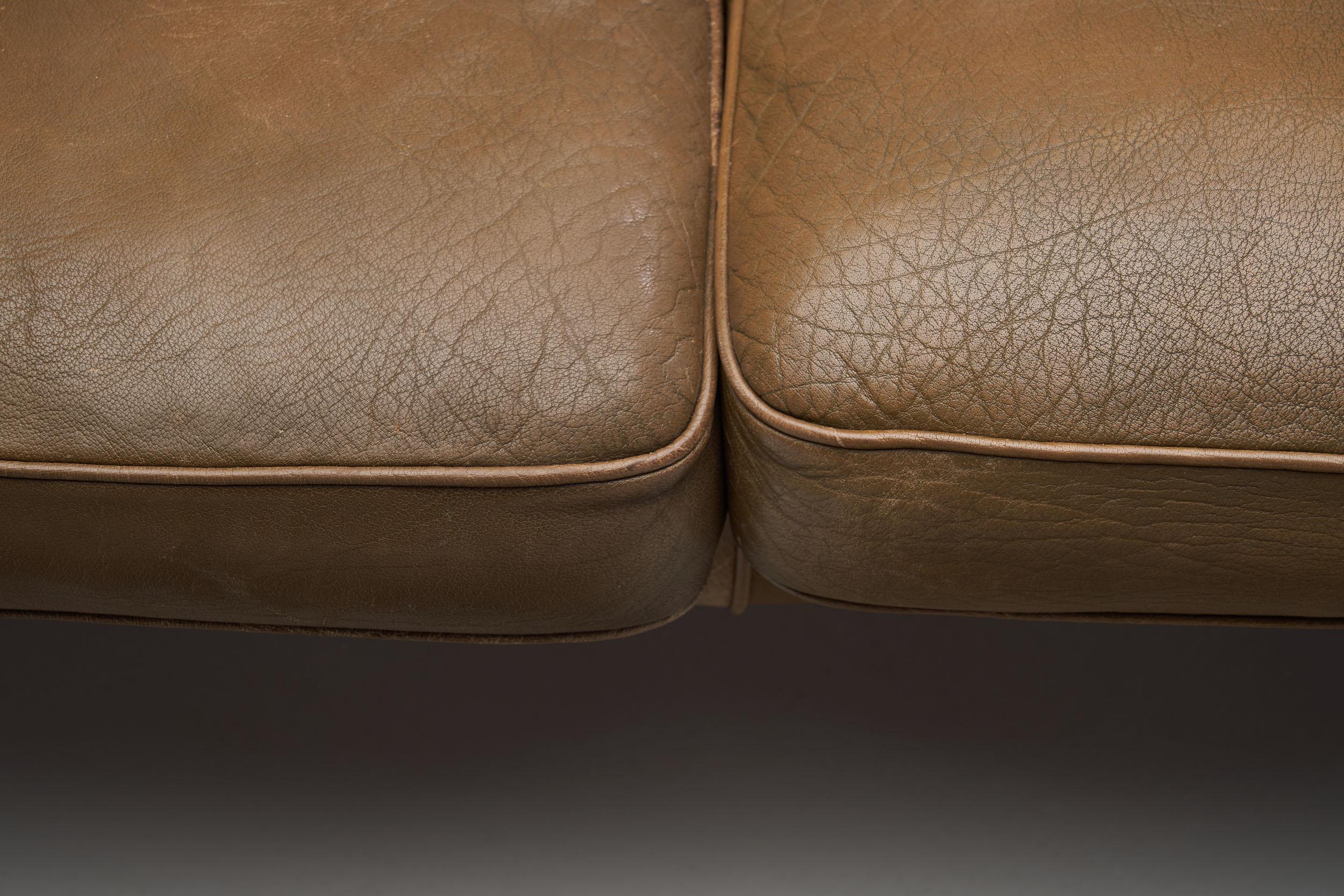 “Model V11” Three-Seater Leather Sofa by Illum Wikkelsø, Denmark, 1960s For Sale 8