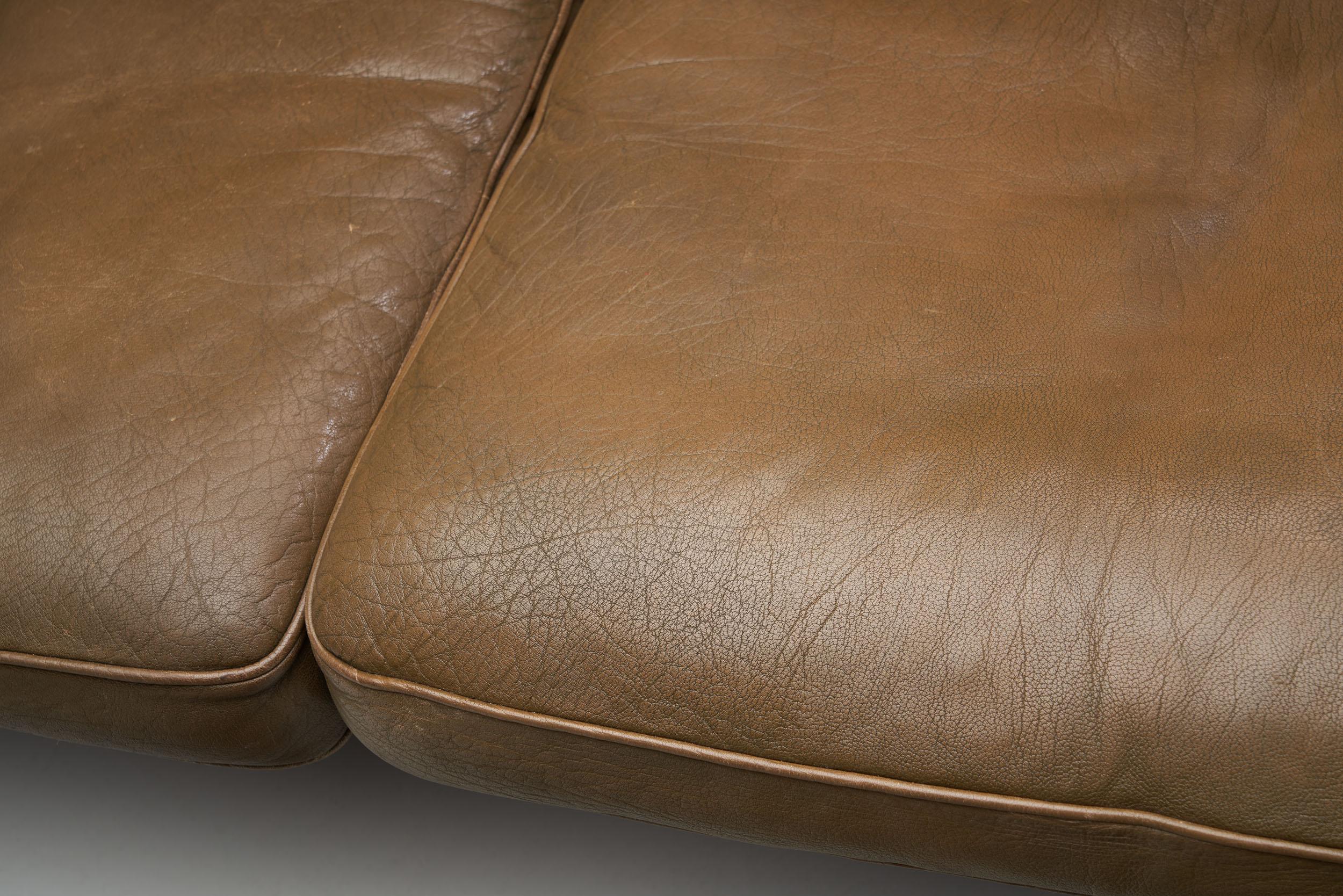 “Model V11” Three-Seater Leather Sofa by Illum Wikkelsø, Denmark, 1960s For Sale 9