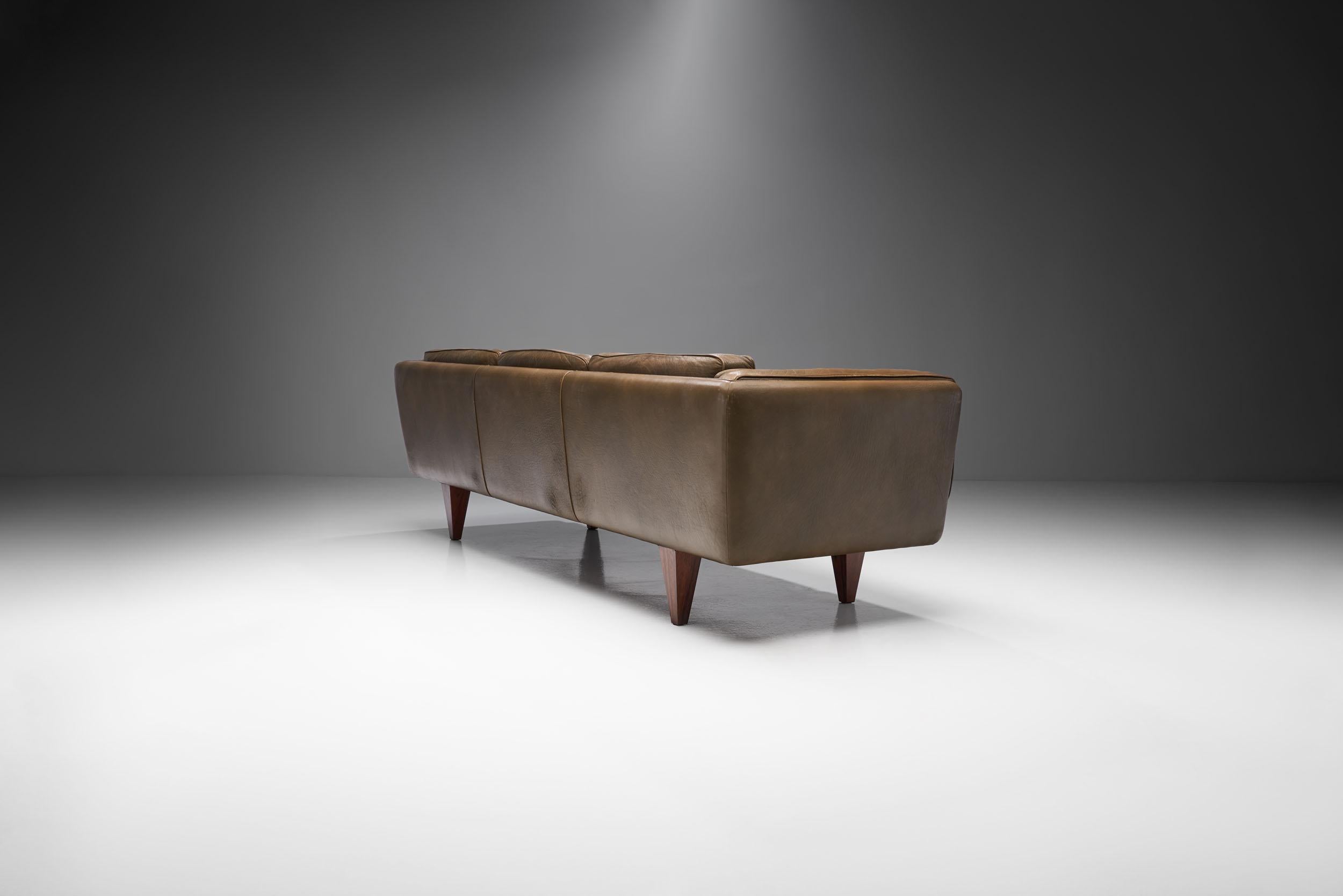 “Model V11” Three-Seater Leather Sofa by Illum Wikkelsø, Denmark, 1960s In Good Condition For Sale In Utrecht, NL