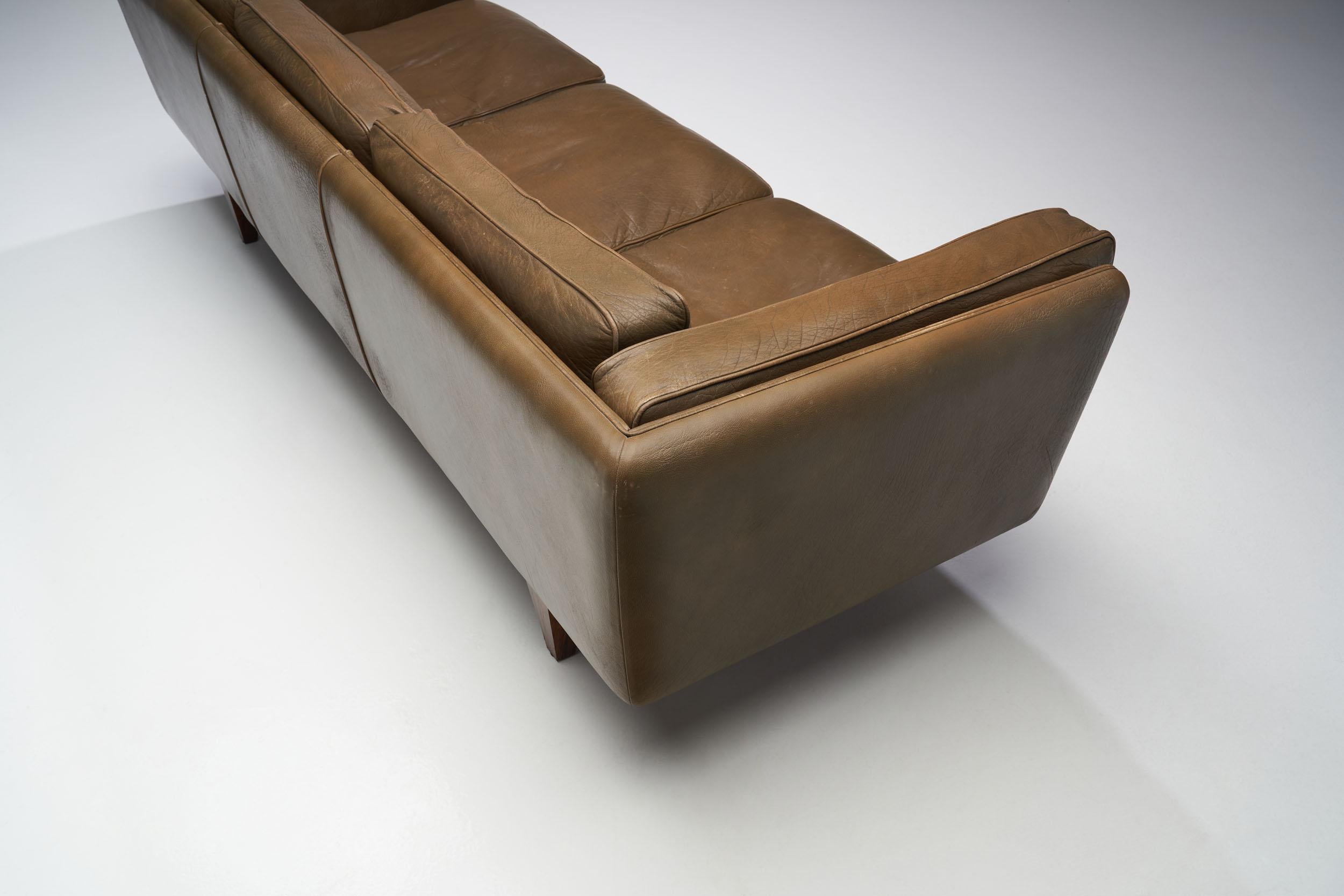 Model V11 Dreisitziges Ledersofa von Illum Wikkelsø, Dänemark, 1960er Jahre im Angebot 1