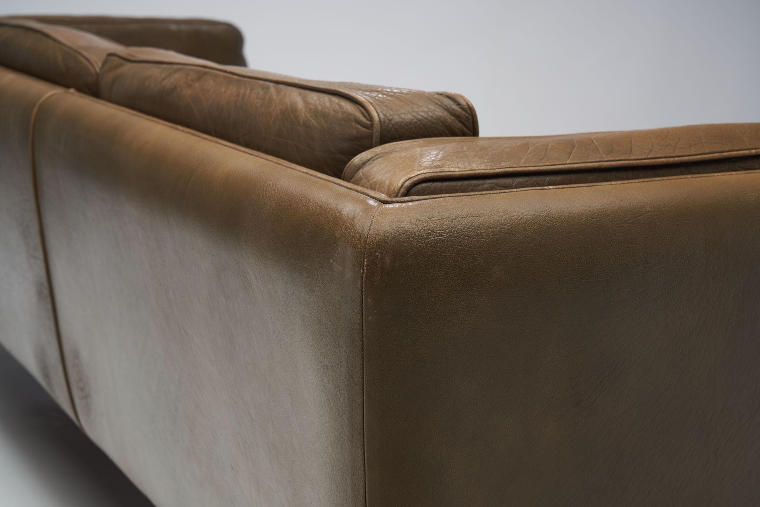 “Model V11” Three-Seater Leather Sofa by Illum Wikkelsø, Denmark, 1960s For Sale 3