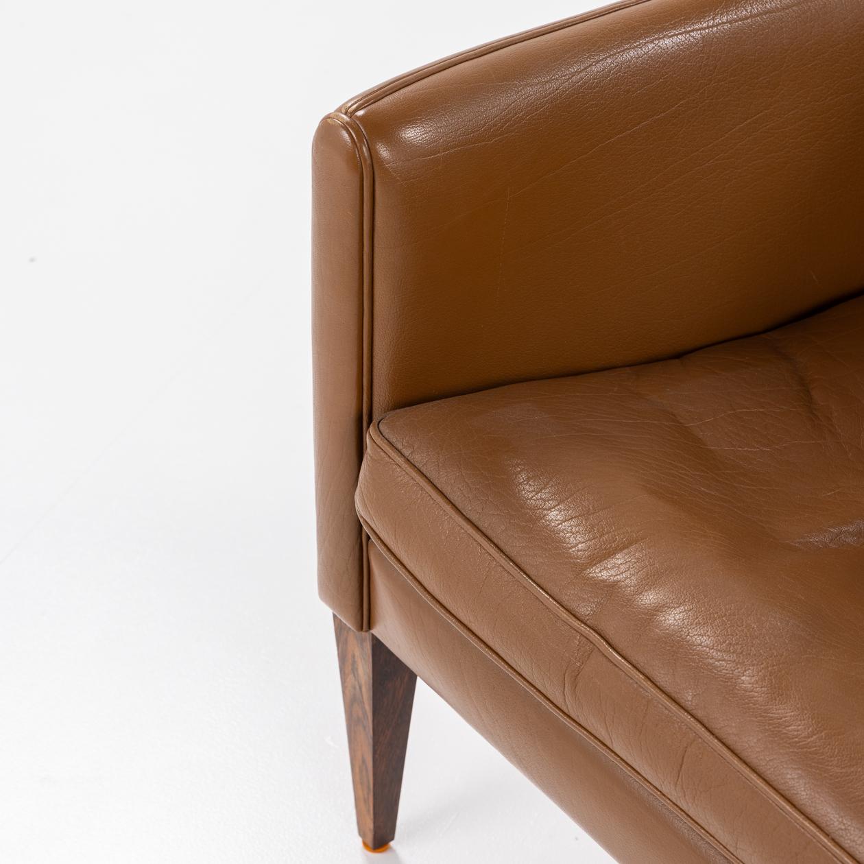 Modell V12 - 2-Sitzer-Sofa aus dunkelbraunem Leder mit Beinen aus massivem Palisanderholz. Illum Wikkelsø / Holger Christiansen