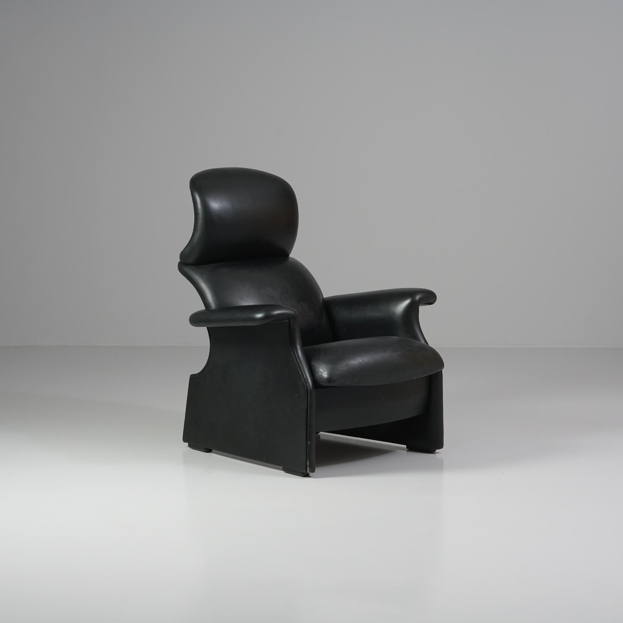 Sillón Modelo Viscontea, diseñado por Achille & Pier Giacomo Catiglioni, fabricado por Studio Simon, Italia, años sesenta. Estructura de metal y madera, tapicería de cuero. Pátina pesada. Pregunta más sobre la posibilidad de retapizado. 