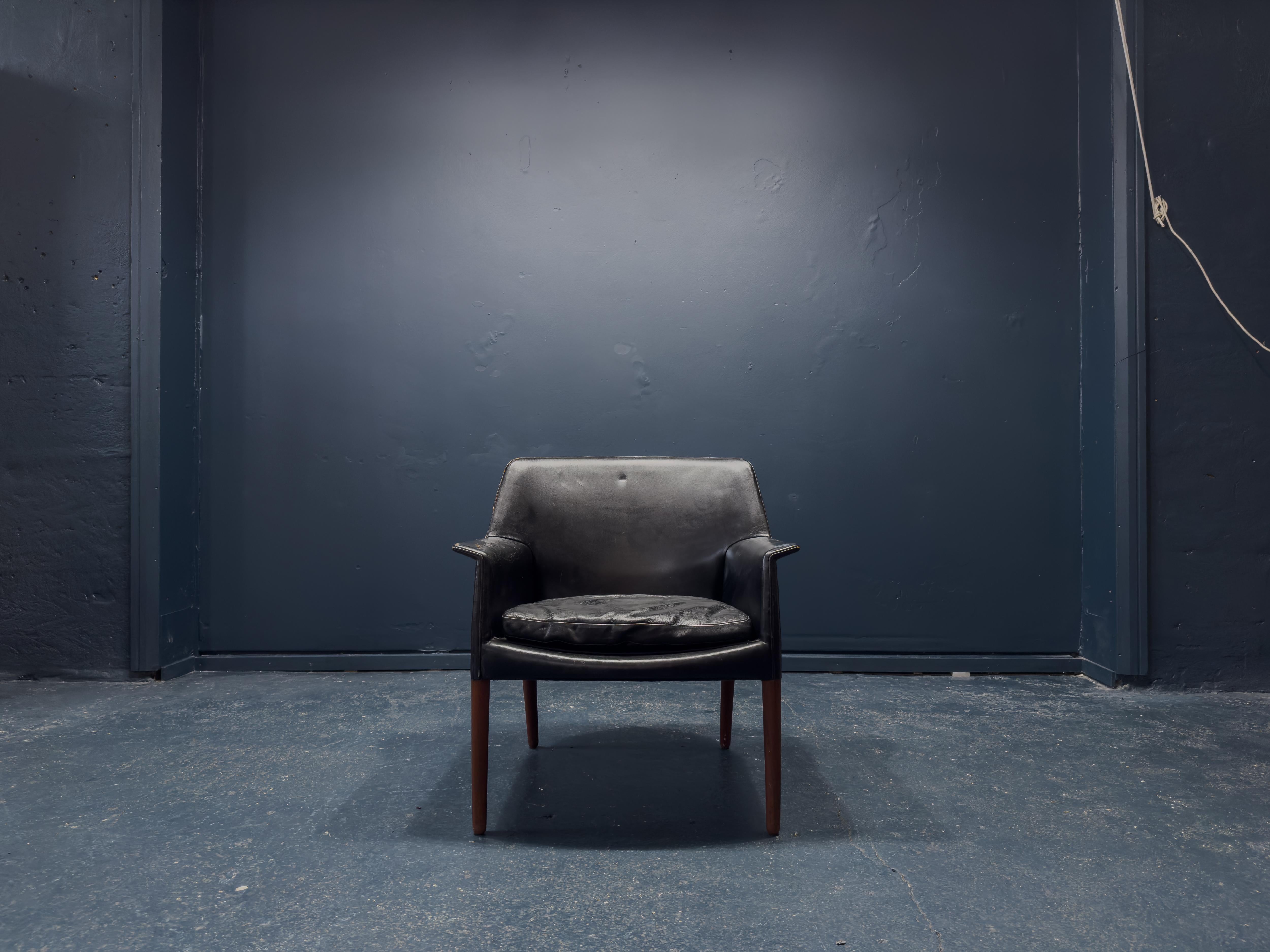 Eleg Larsen et Aksel Bender Madsen se sont rencontrés à l'Académie royale danoise des beaux-arts et ont produit ensemble de nombreuses pièces qui incarnent l'essence de l'élégance, de la fonctionnalité et du design simpliste. 

Cette chaise est un