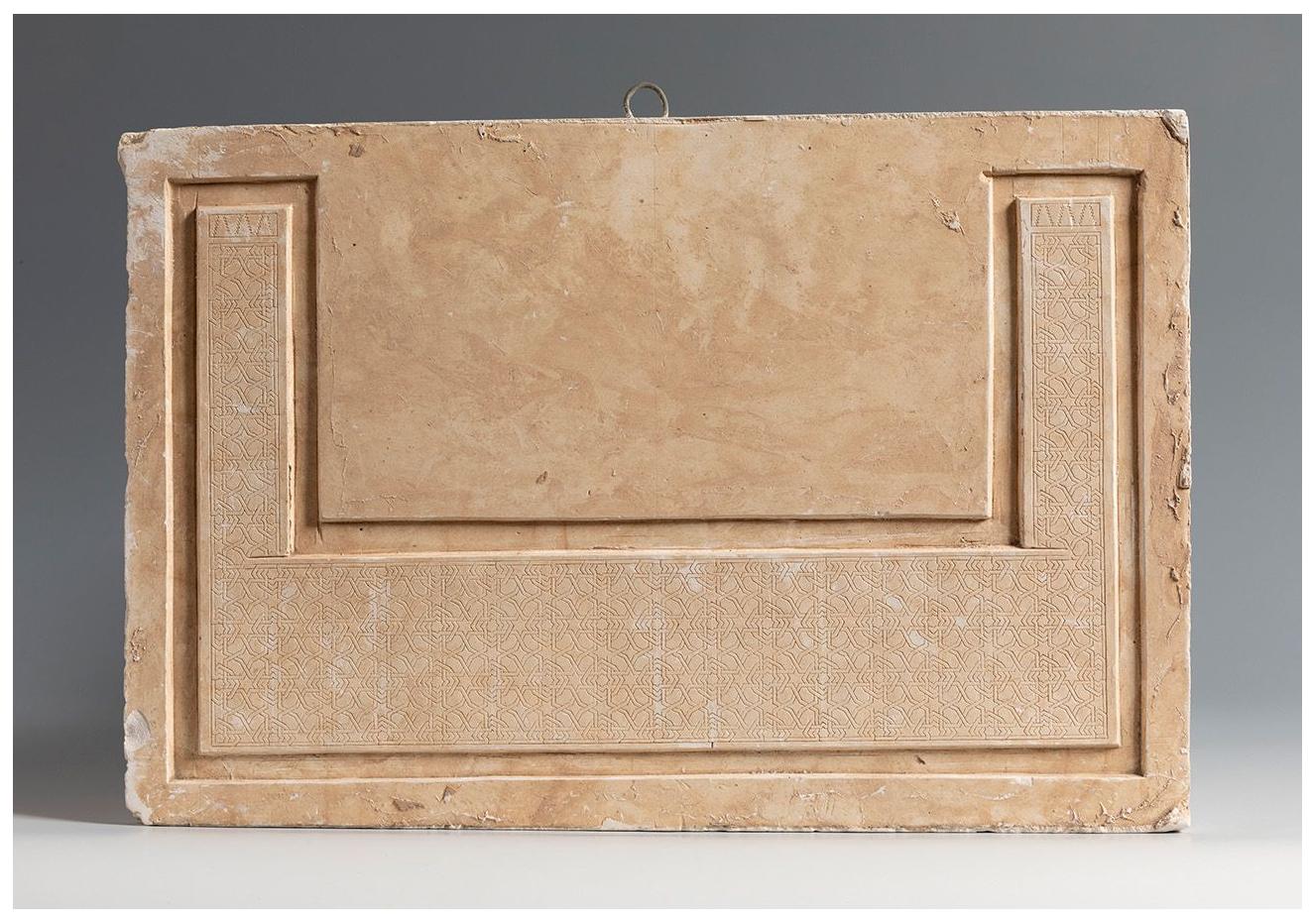 Mould with Nasrid plasterwork motif. Granada, second half of the 19th century.
Plaster.
It has slight flaws on the edges.
Measurements: 28 x 41 x 2 m.
Following the Mudéjar tradition of working plaster as a decorative material, this plaster