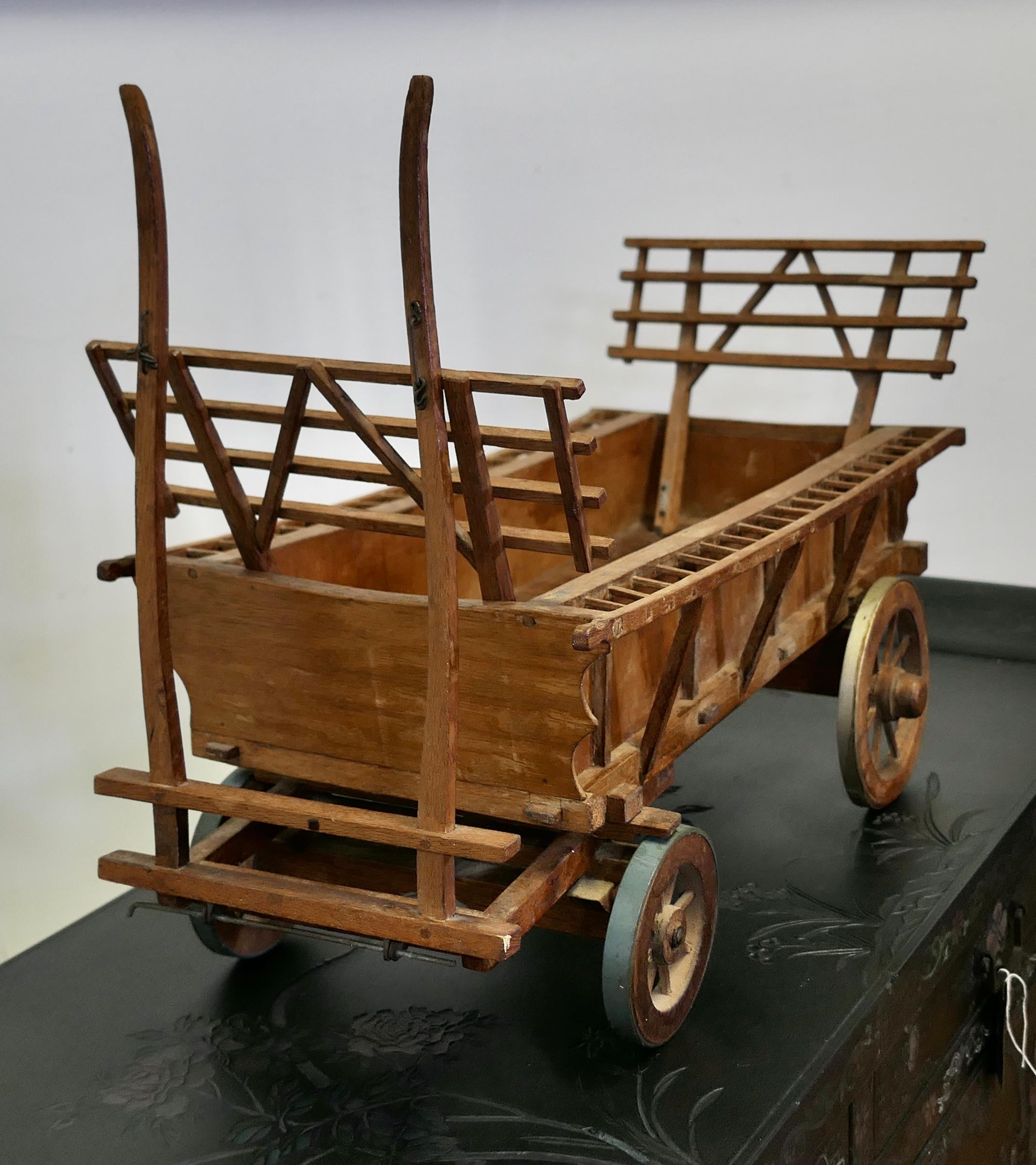 Modèle réduit de charrette à foin en bois tirée par un cheval    Bon état - En vente à Chillerton, Isle of Wight
