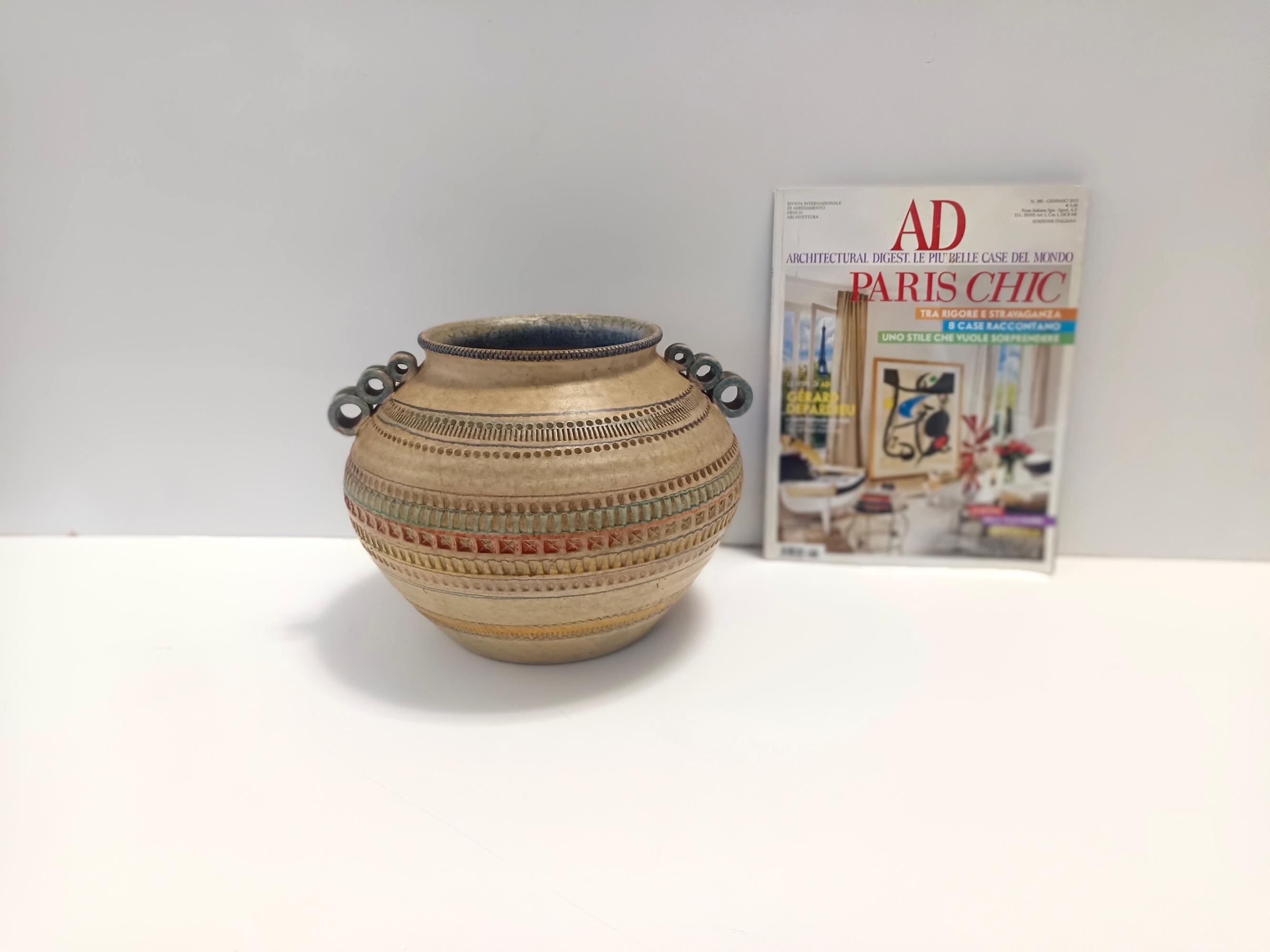 Realizzato a Firenze, in Italia, negli anni '60-'70.
Questo pezzo è realizzato in terracotta, che è stata modellata, decorata, cotta, dipinta a mano e nuovamente cotta per smaltarla con una finitura semilucida. 
Si tratta di un articolo vintage,