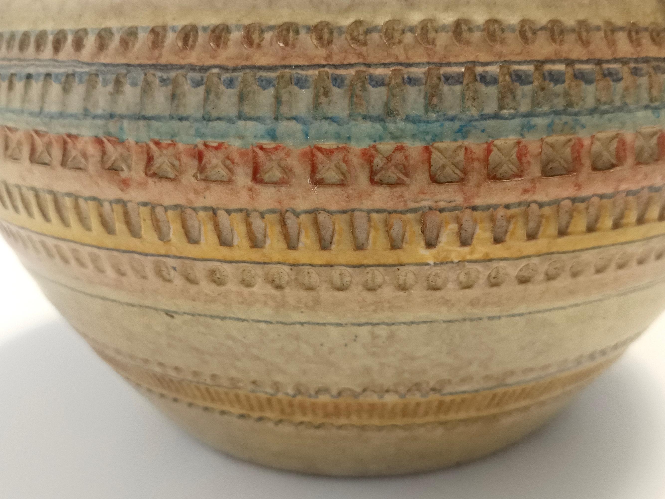 Italiano Vaso in terracotta modellato e dipinto a mano di colore beige di Italica Ars, Firenze, Italia in vendita
