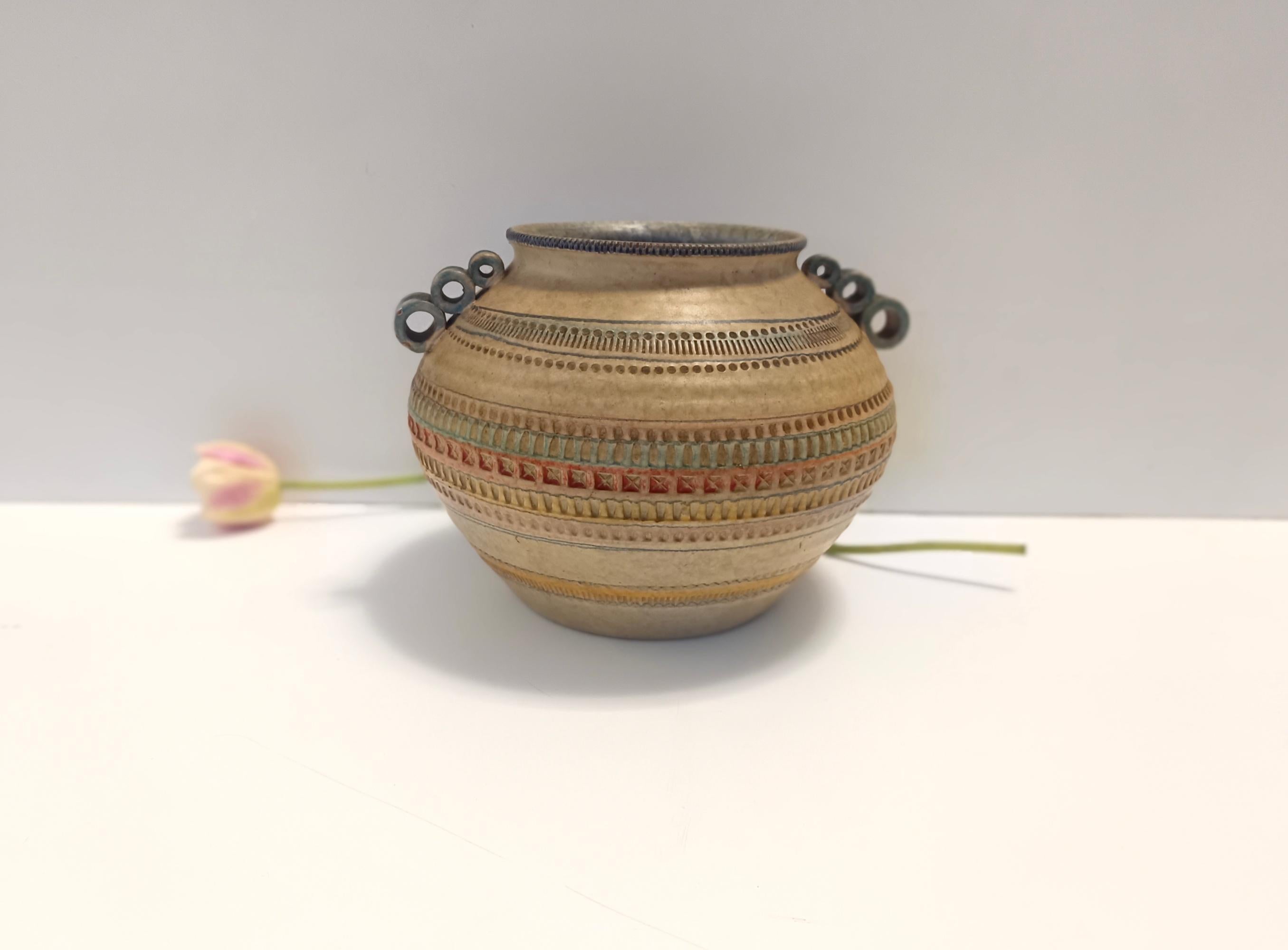 Smaltato Vaso in terracotta modellato e dipinto a mano di colore beige di Italica Ars, Firenze, Italia in vendita