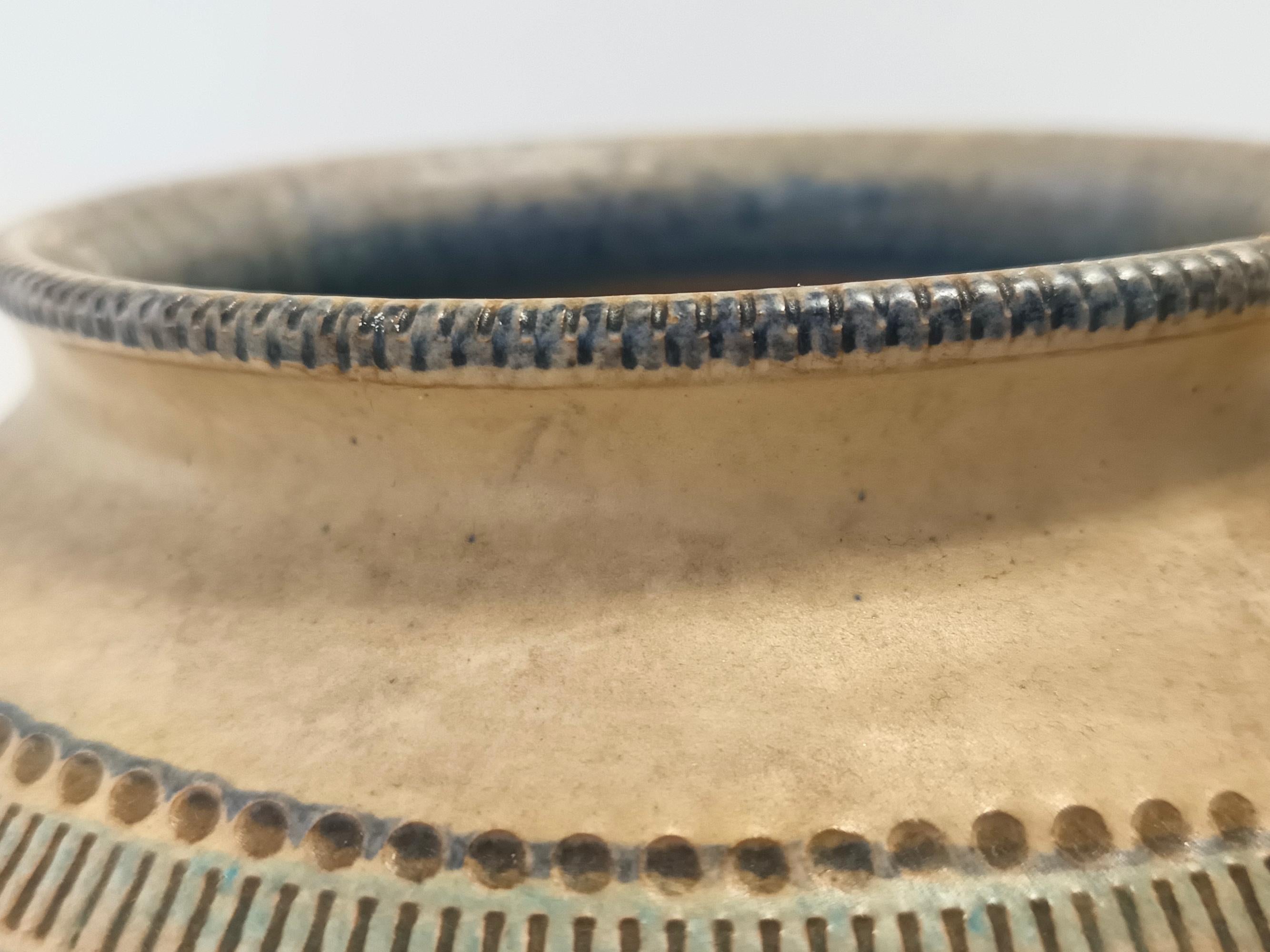 Vaso in terracotta modellato e dipinto a mano di colore beige di Italica Ars, Firenze, Italia In condizioni ottime in vendita a Bresso, Lombardy