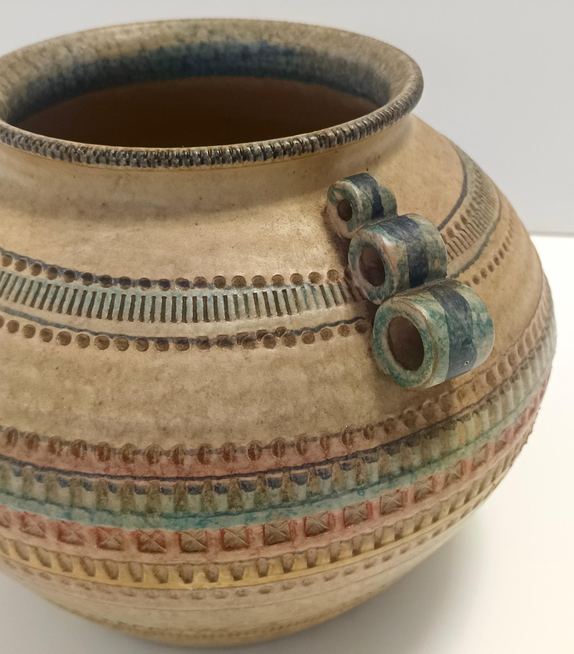 Metà XX secolo Vaso in terracotta modellato e dipinto a mano di colore beige di Italica Ars, Firenze, Italia in vendita