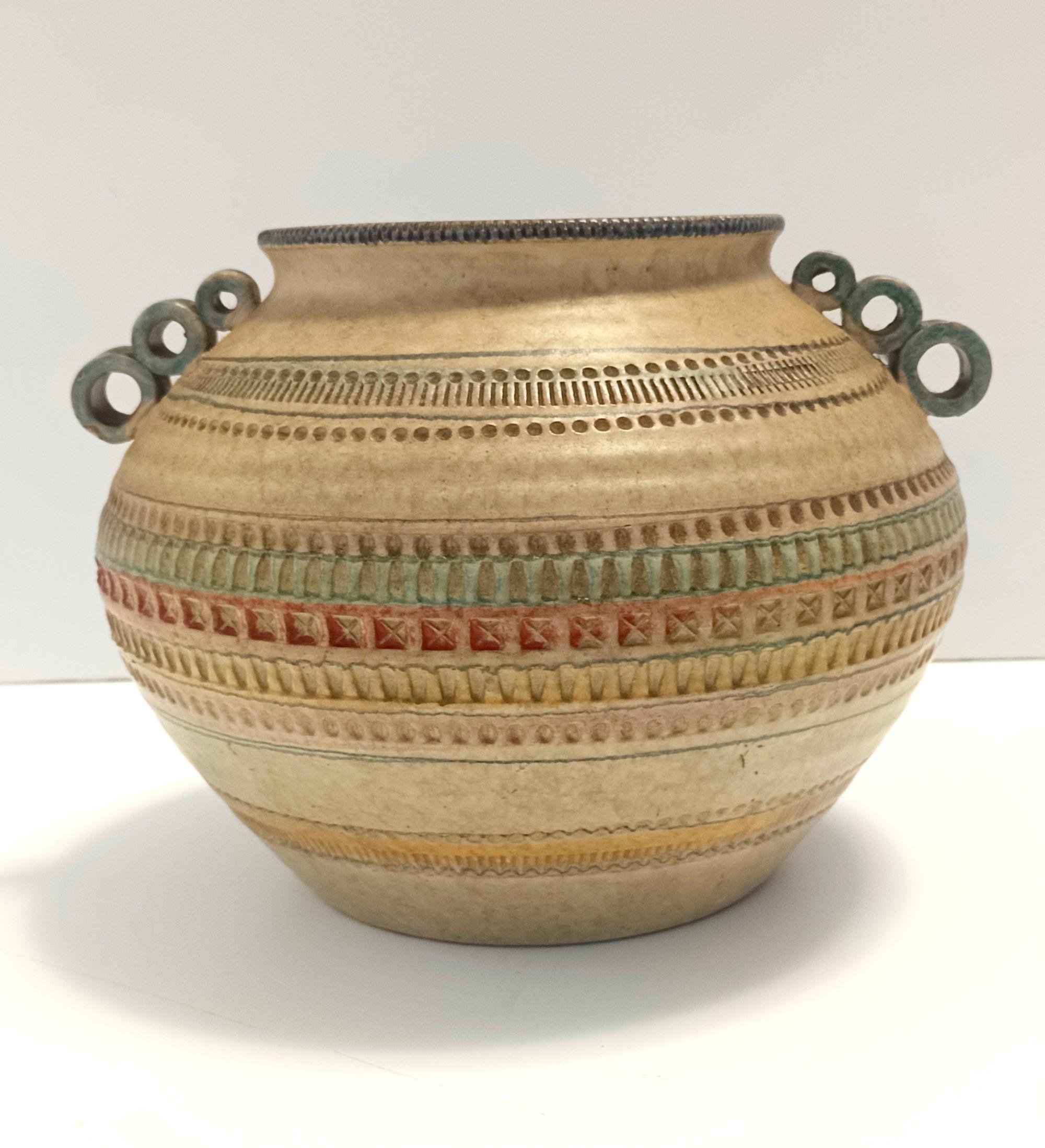 Cotto Vaso in terracotta modellato e dipinto a mano di colore beige di Italica Ars, Firenze, Italia in vendita