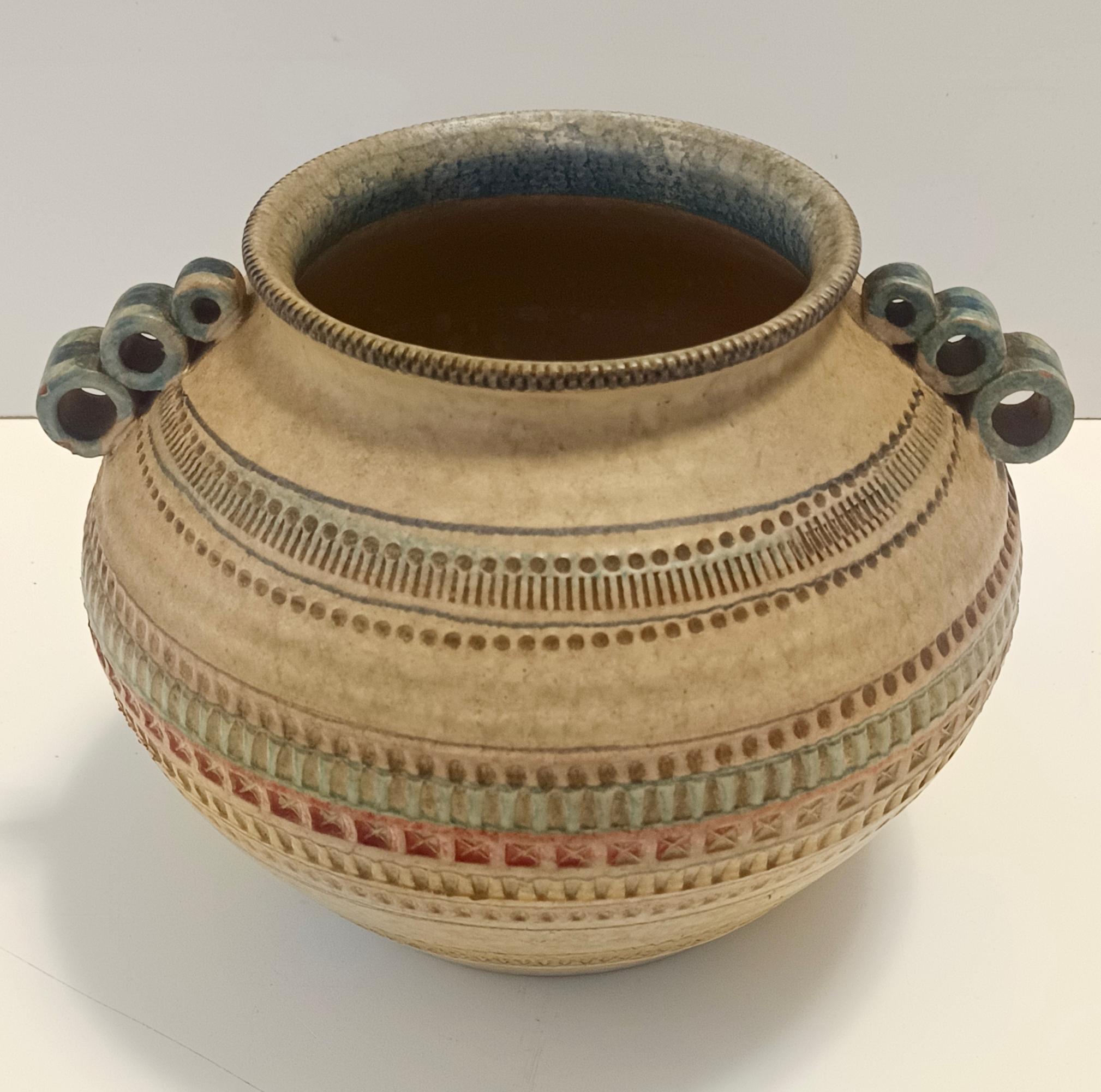 Vaso in terracotta modellato e dipinto a mano di colore beige di Italica Ars, Firenze, Italia in vendita 1