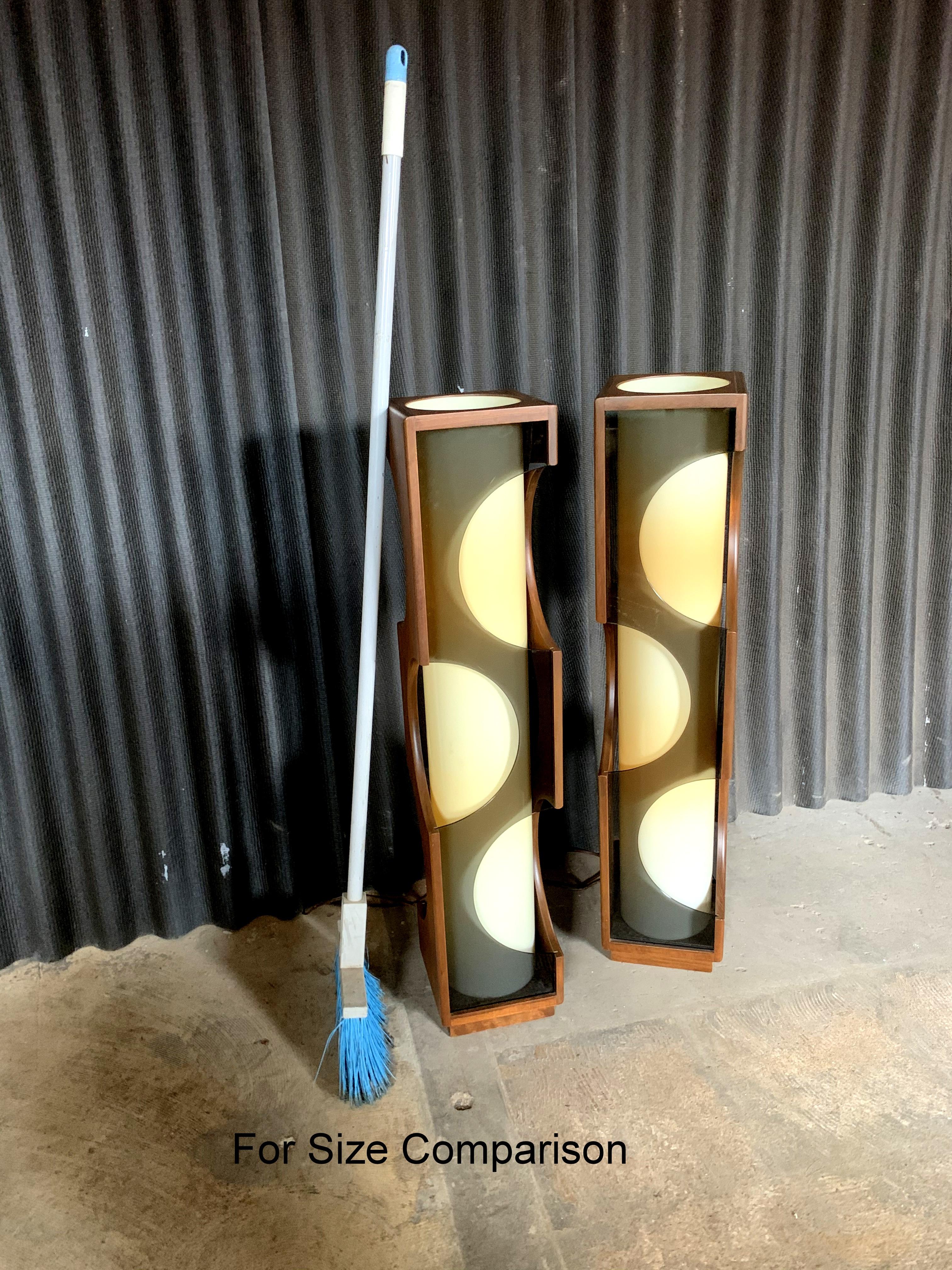 Modeline Monumental Mid-Century Modern Lucite Lamps 5