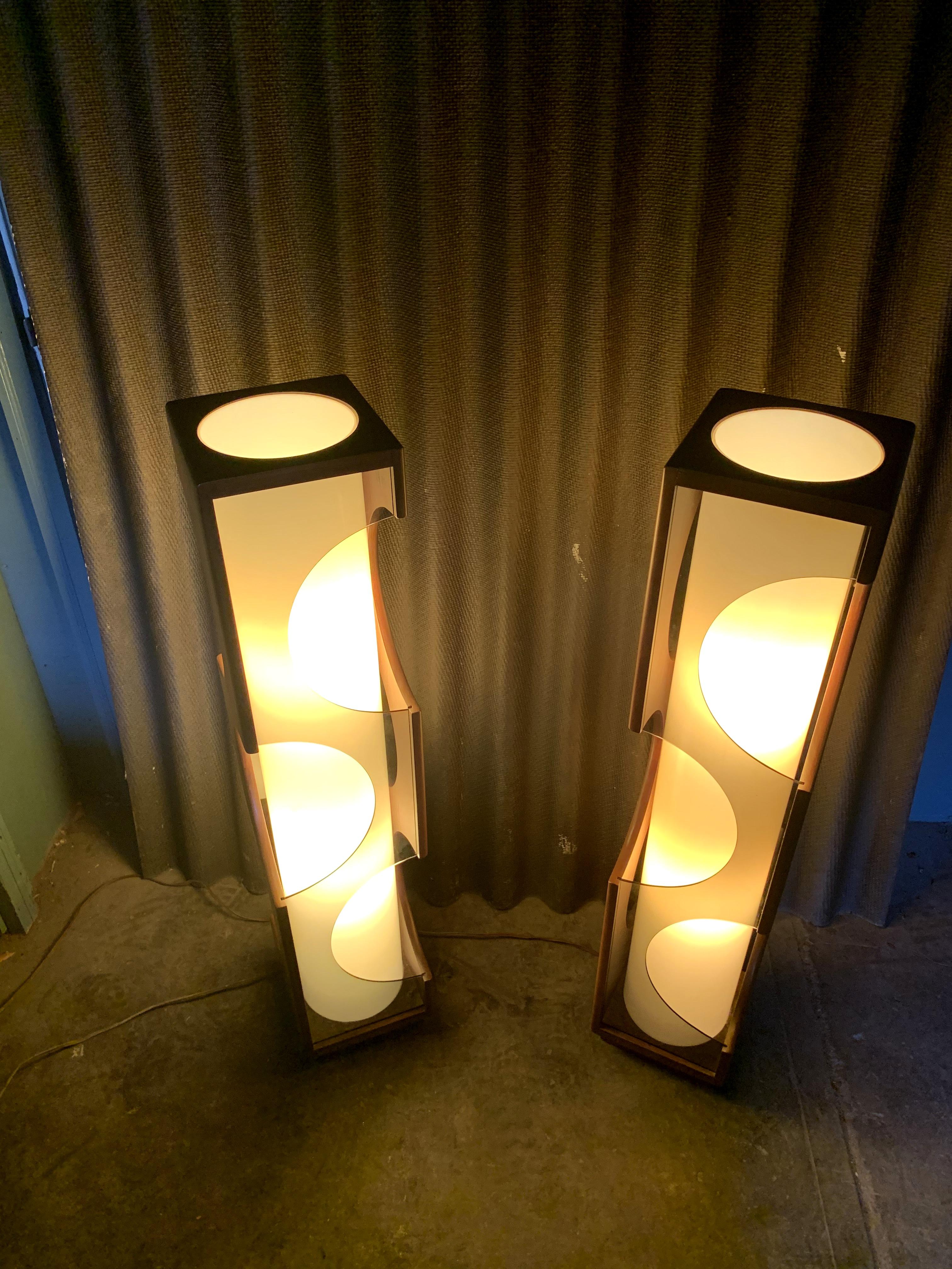 Modeline Monumental Mid-Century Modern Lucite Lamps 8