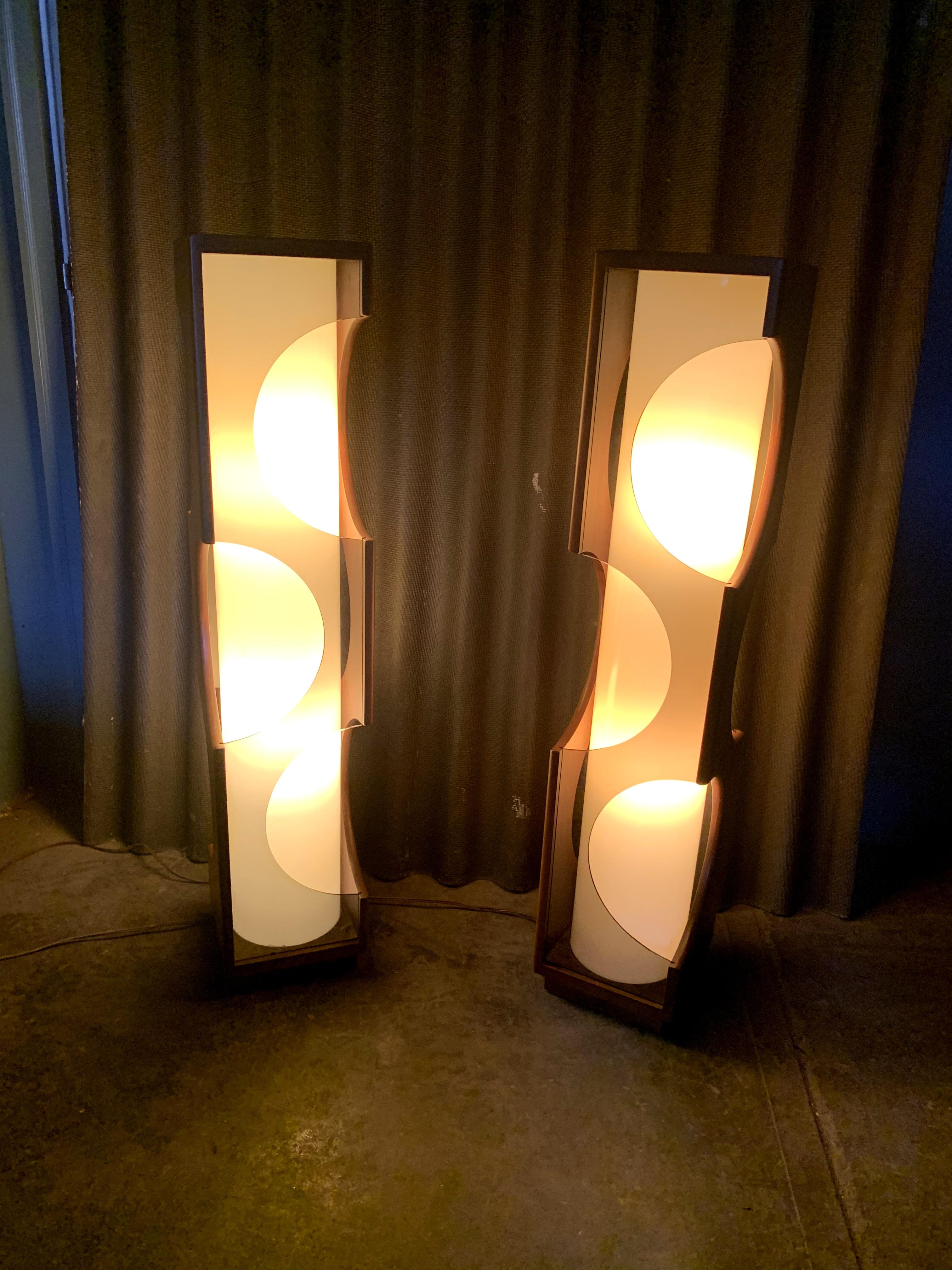 Modeline Monumental Mid-Century Modern Lucite Lamps 9