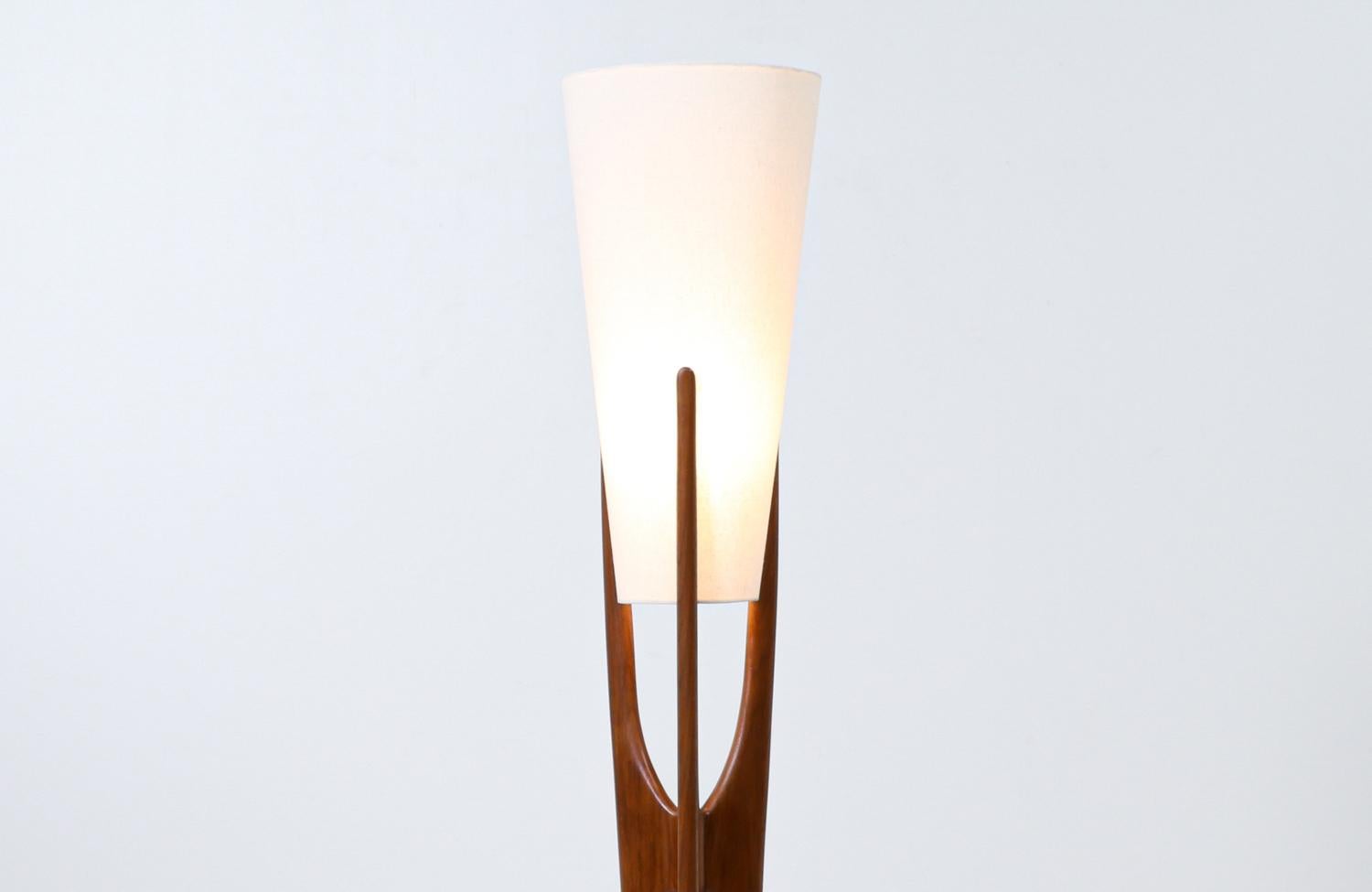Expertly Restored - Modeline of California Sculpted Walnut & Brass Floor Lamp In Excellent Condition In Los Angeles, CA