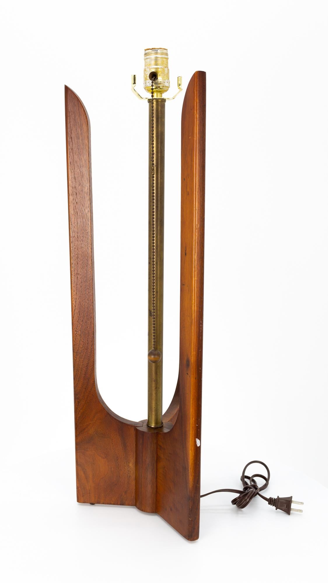 Fin du 20e siècle Lampe de table sculpturale en noyer de style Modèleine mi-siècle en vente