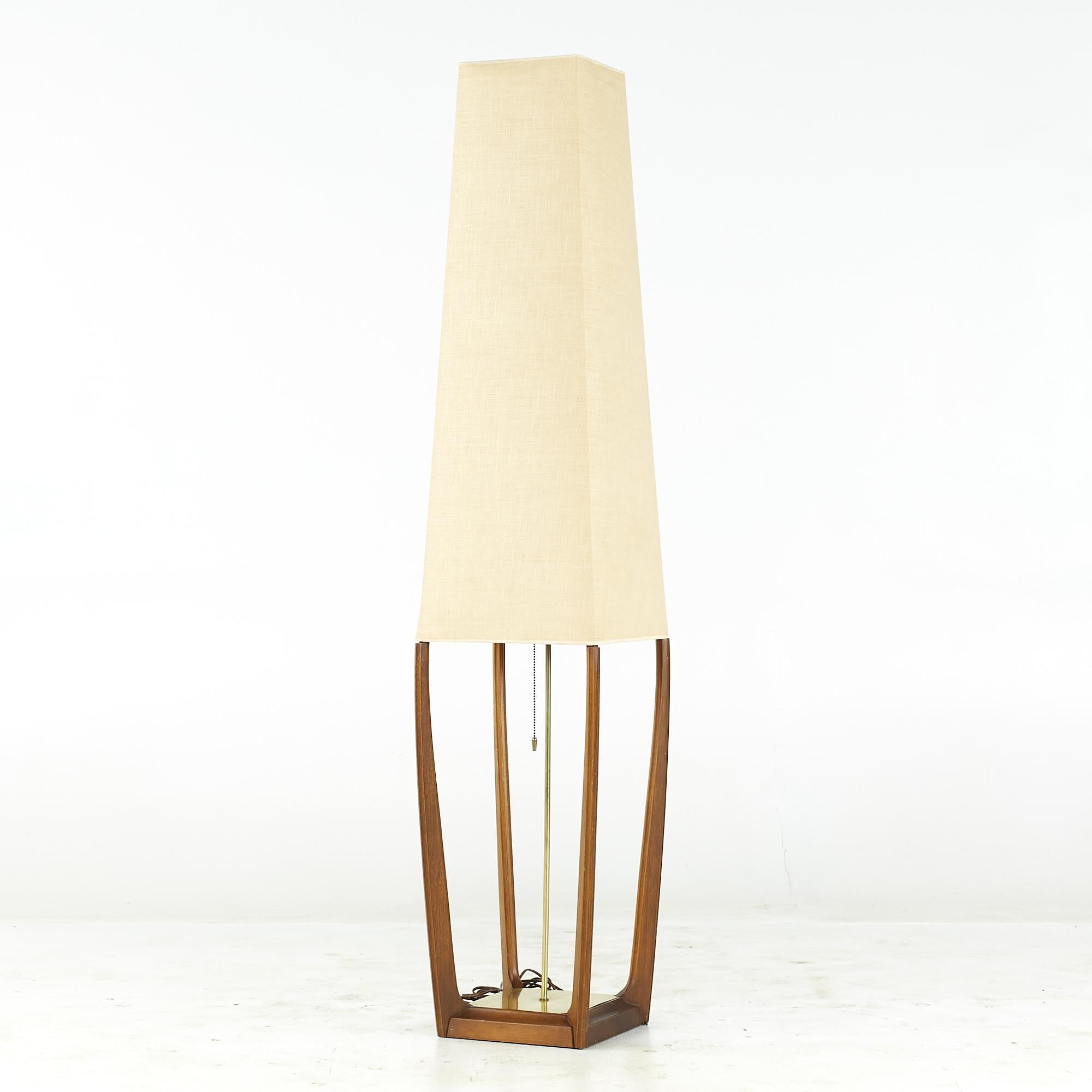 Modeline Style Midcentury Walnut and Brass Floor Lamp In Good Condition For Sale In Countryside, IL