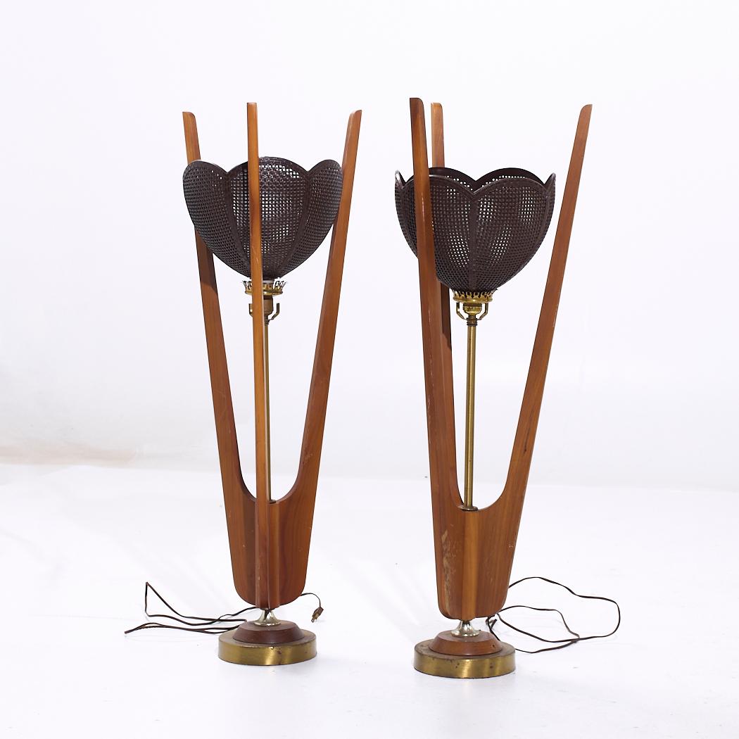 Mid-Century Modern Lampes de table en noyer et laiton de style Modeline - Paire en vente