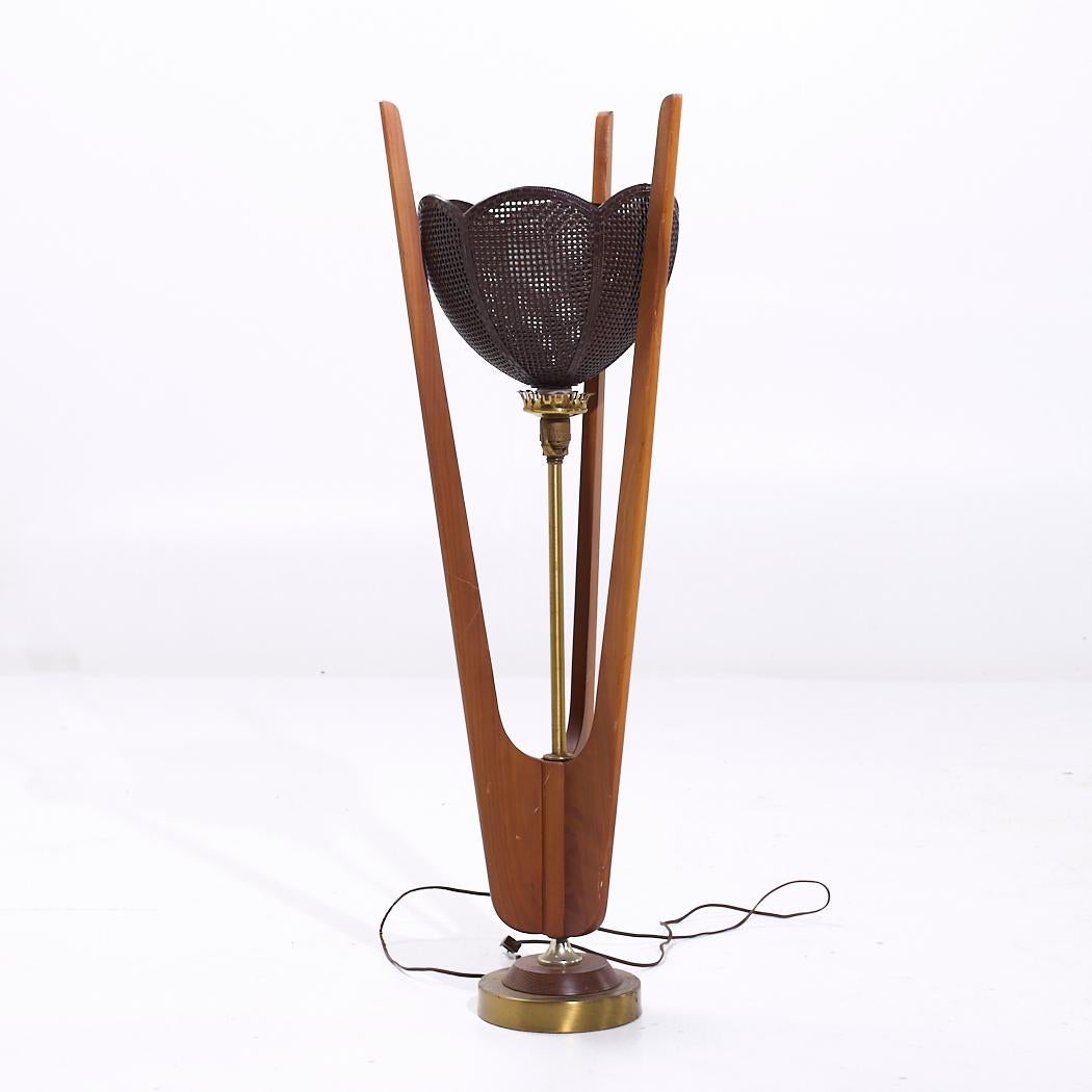 Lampes de table en noyer et laiton de style Modeline - Paire Bon état - En vente à Countryside, IL