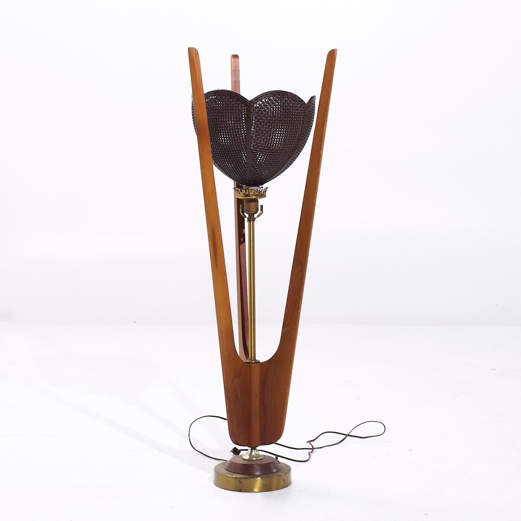 Fin du 20e siècle Lampes de table en noyer et laiton de style Modeline - Paire en vente