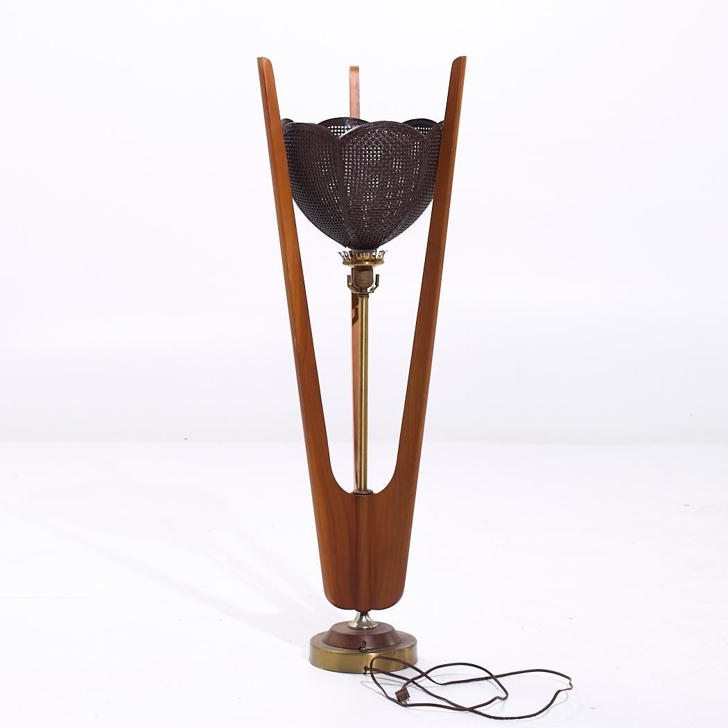 Laiton Lampes de table en noyer et laiton de style Modeline - Paire en vente