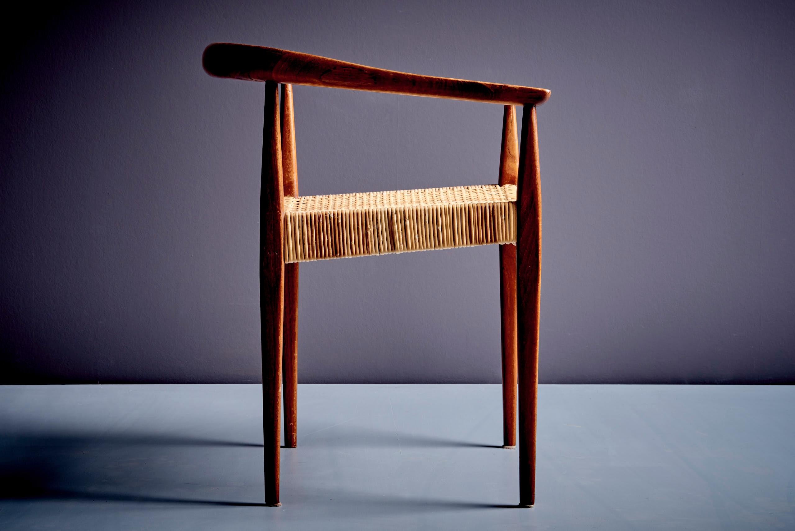 Fauteuil iconique modèle 113 conçu par Nanna Ditzel et produit par Povl Kolds Savværk en 1953. Fabriqué en teck richement figuré avec un dossier rond sculptural et une assise en rotin tressé à la main. Vintage By avec une légère usure due à l'âge.