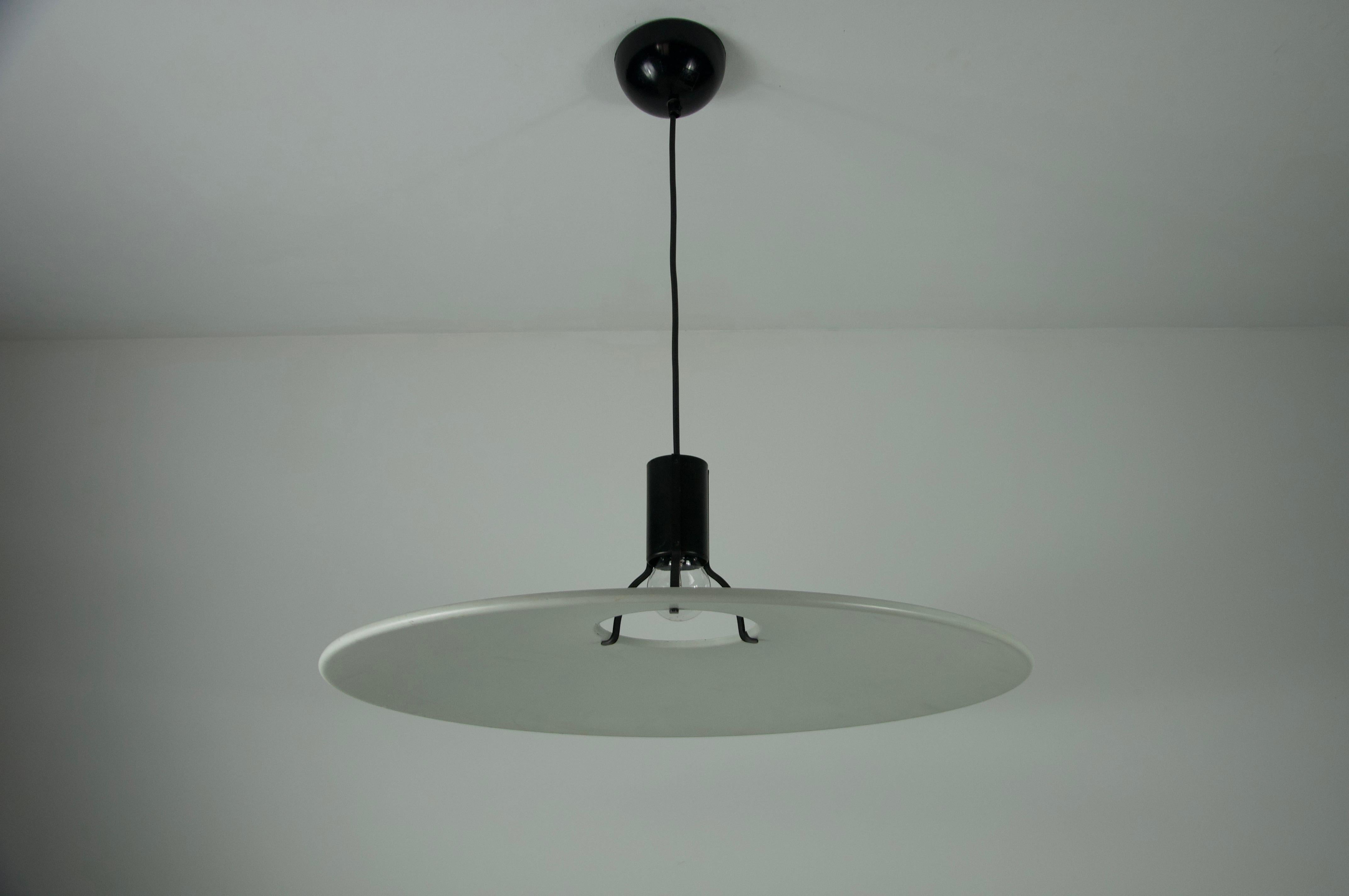 This stunning Model 2133 pendant light duo by Gino Sarfatti for Arteluce (1972). It is a masterful study in minimalist design—a fluted white lacquered aluminum disc, suspended effortlessly from a sleek, fork‑shaped support in black lacquered steel.