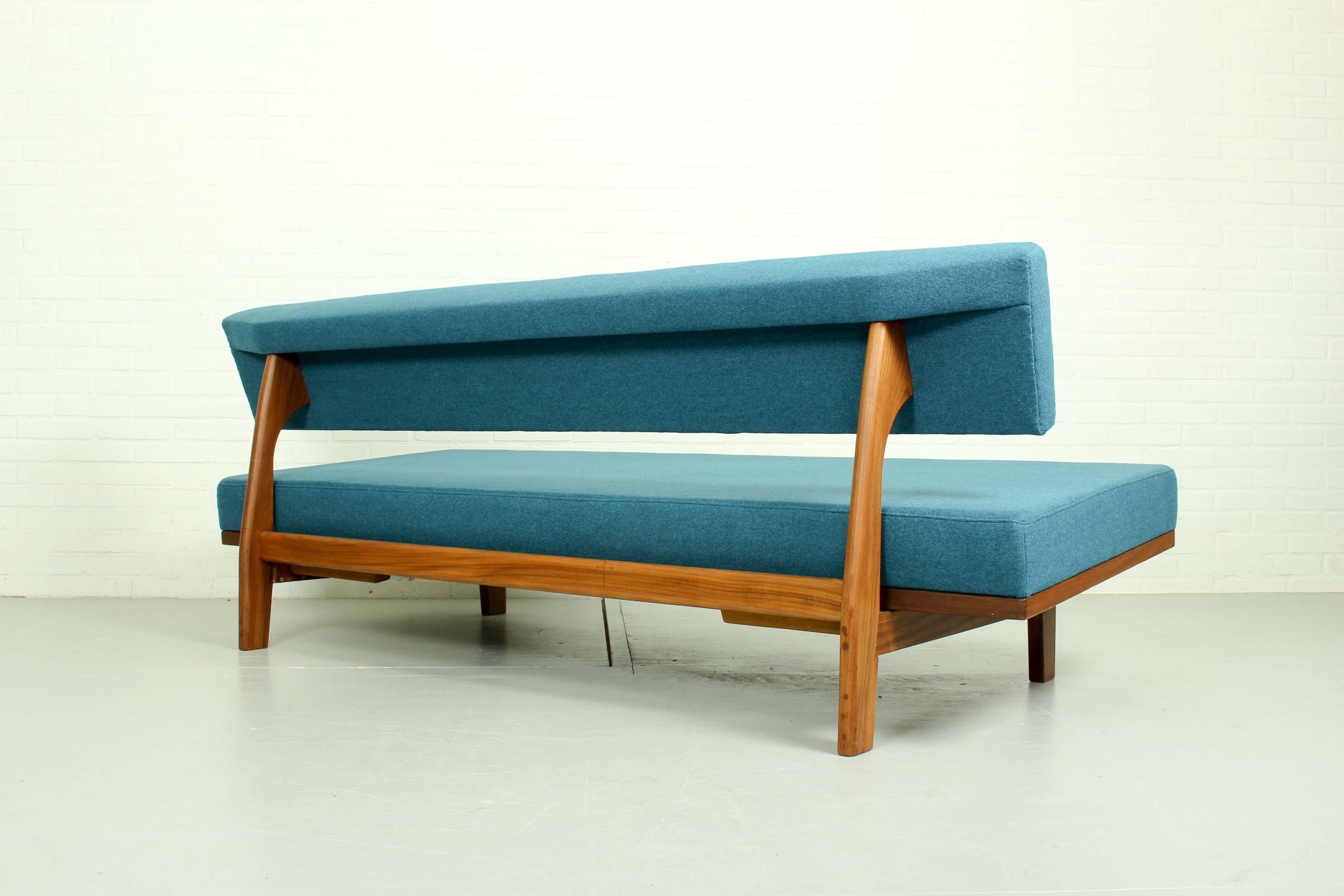 Model 470 daybed/ sofa by Hans Bellmann for Wilkhahn, Germany, 1960s. This sofa can be converted into a daybed. New foam and new upholstery. Very good condition with slight traces on the wooden frame.
 