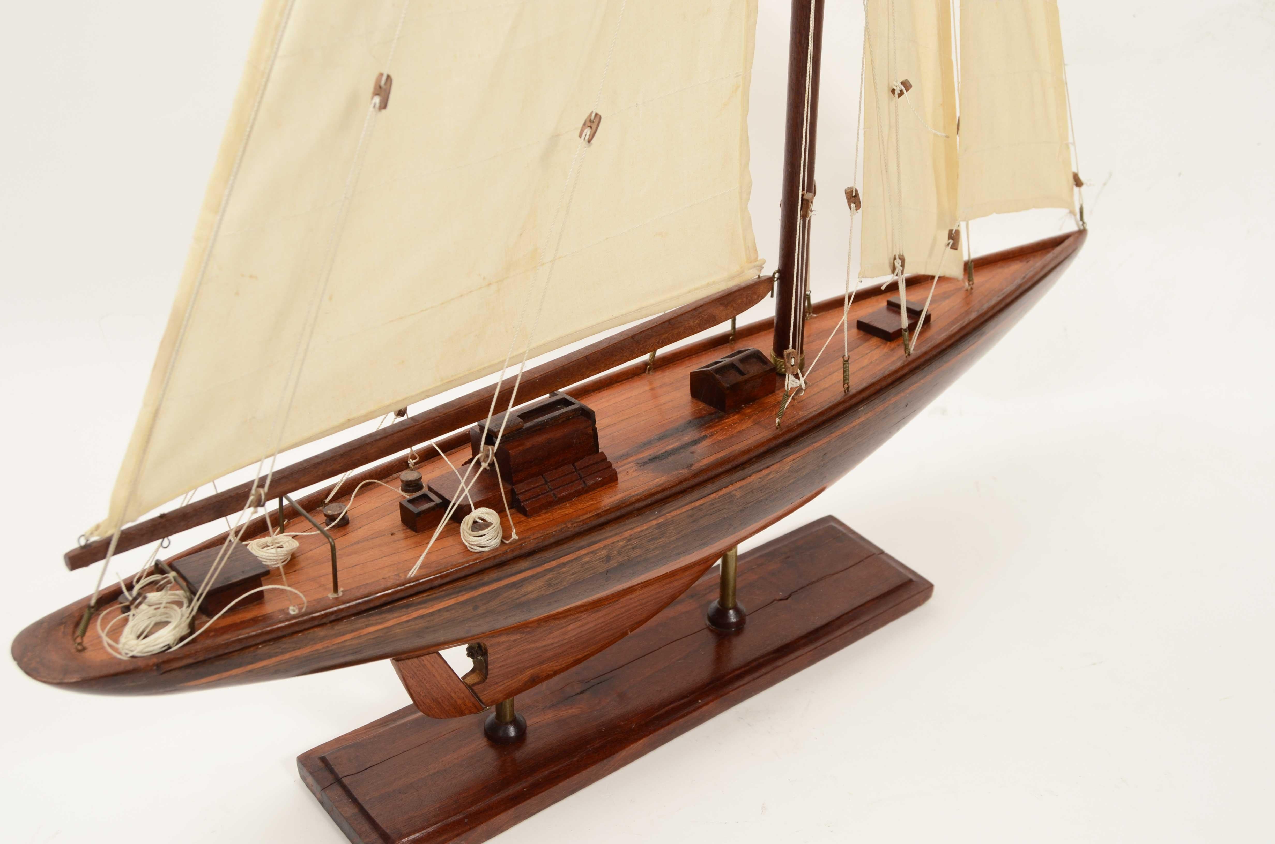 Maquette du célèbre yacht Endeavour de la classe J.C.E. conçu. Nicholsons en vente 6