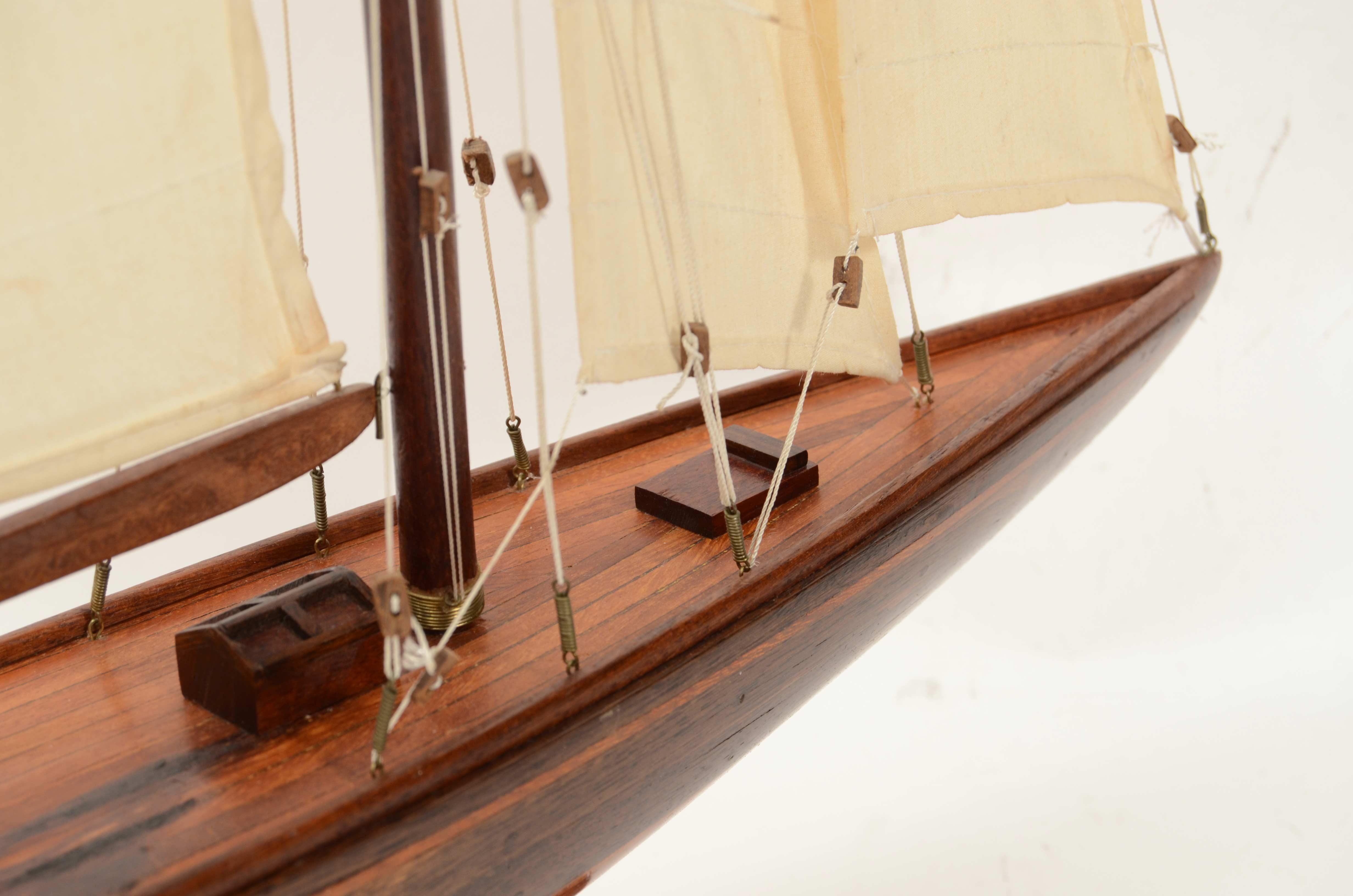 Maquette du célèbre yacht Endeavour de la classe J.C.E. conçu. Nicholsons en vente 7
