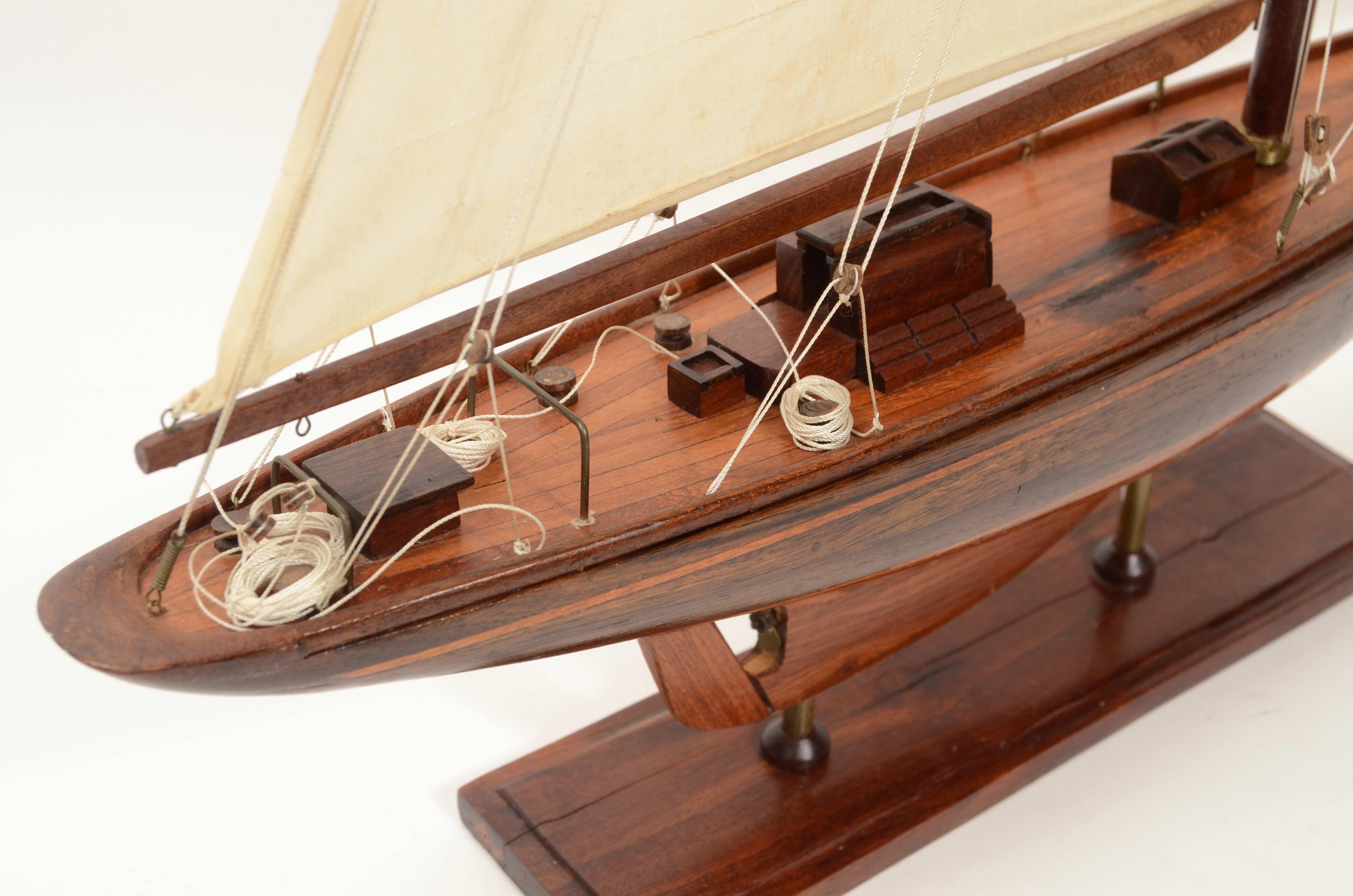 Maquette du célèbre yacht Endeavour de la classe J.C.E. conçu. Nicholsons en vente 8