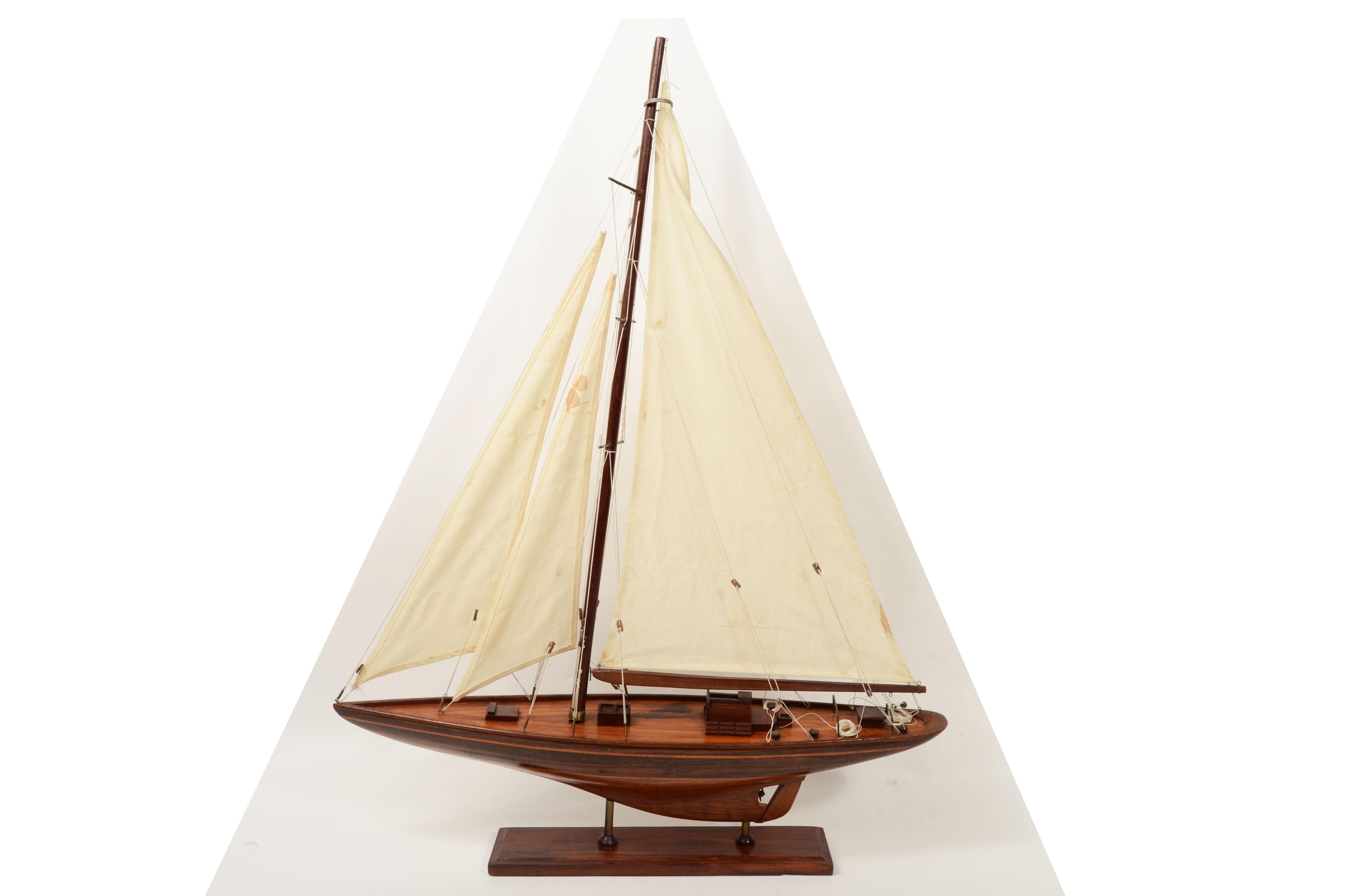 Maquette du célèbre yacht Endeavour de la classe J.C.E. conçu. Nicholsons Bon état - En vente à Milan, IT