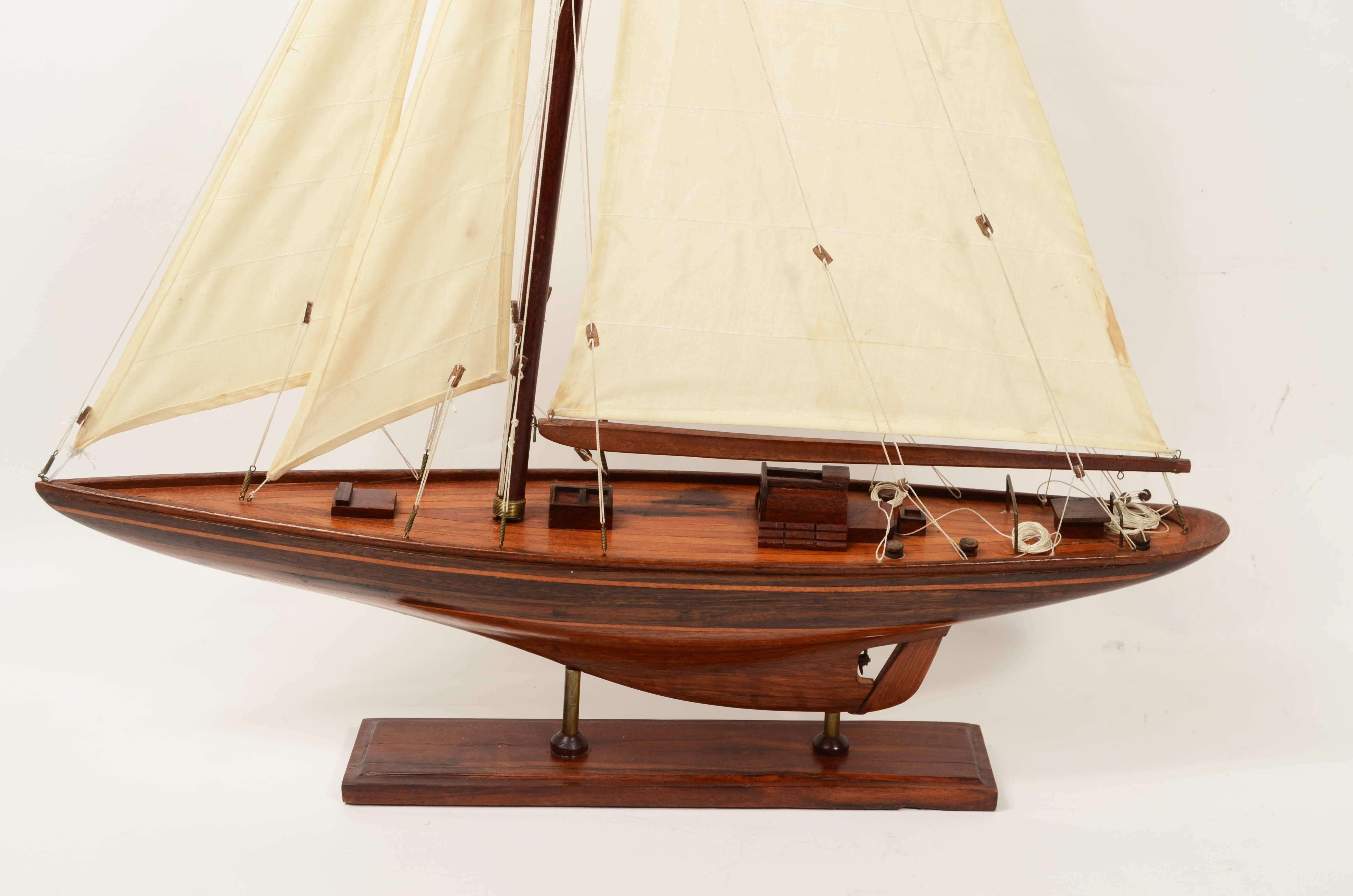 20th Century Maquette du célèbre yacht Endeavour de la classe J.C.E. conçu. Nicholsons en vente