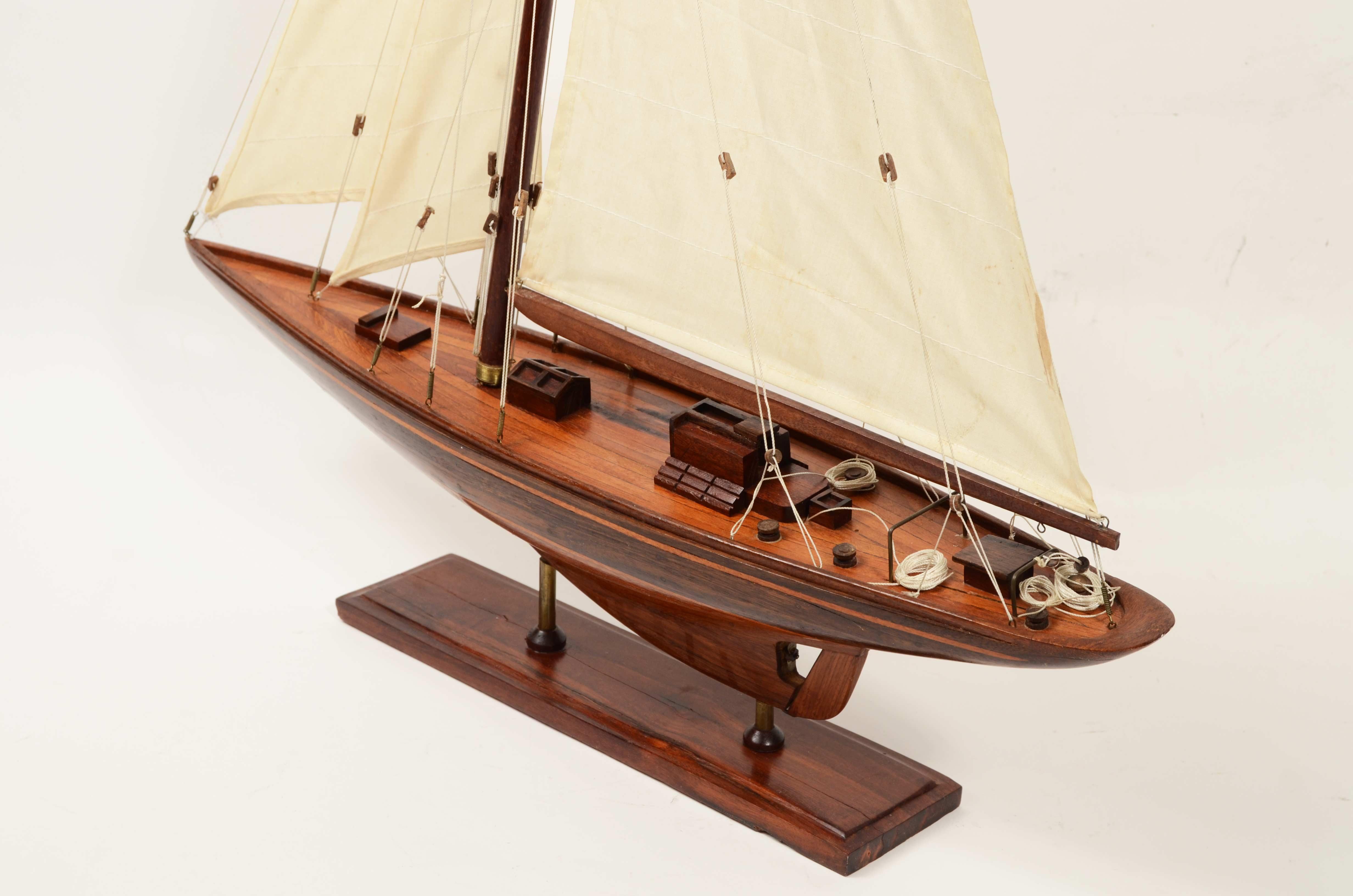 Bois Maquette du célèbre yacht Endeavour de la classe J.C.E. conçu. Nicholsons en vente