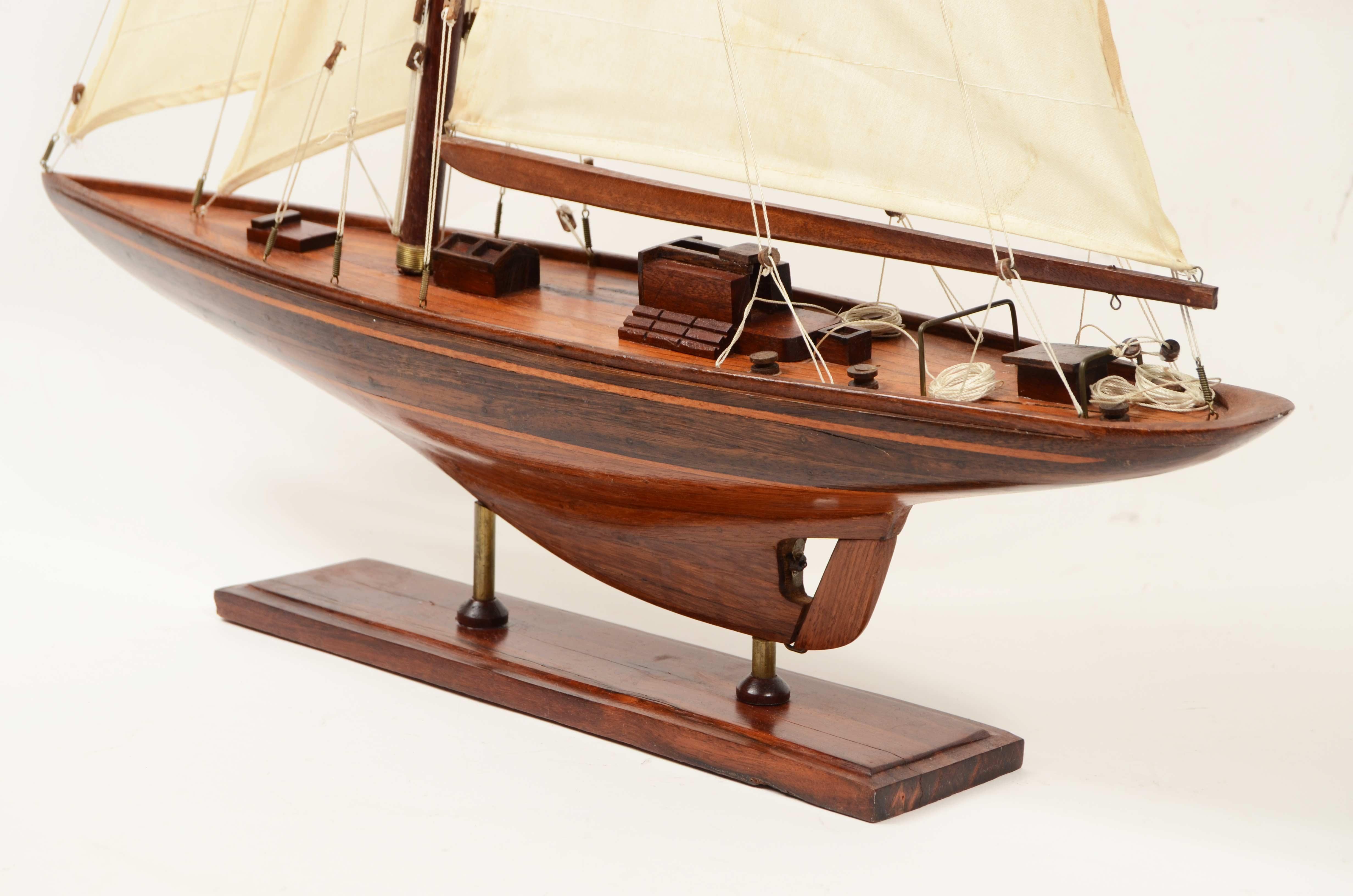 Maquette du célèbre yacht Endeavour de la classe J.C.E. conçu. Nicholsons en vente 1