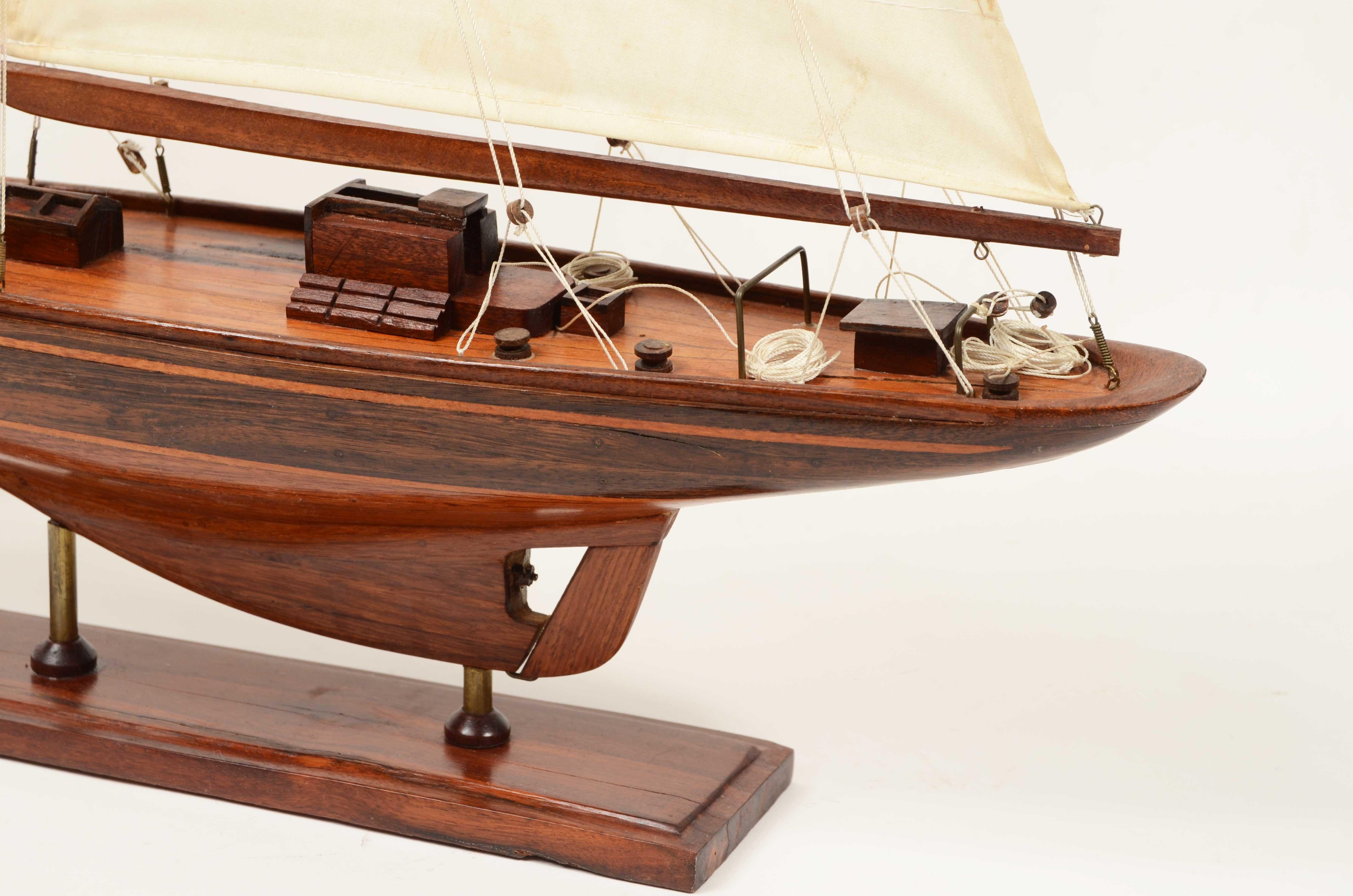 Maquette du célèbre yacht Endeavour de la classe J.C.E. conçu. Nicholsons en vente 2