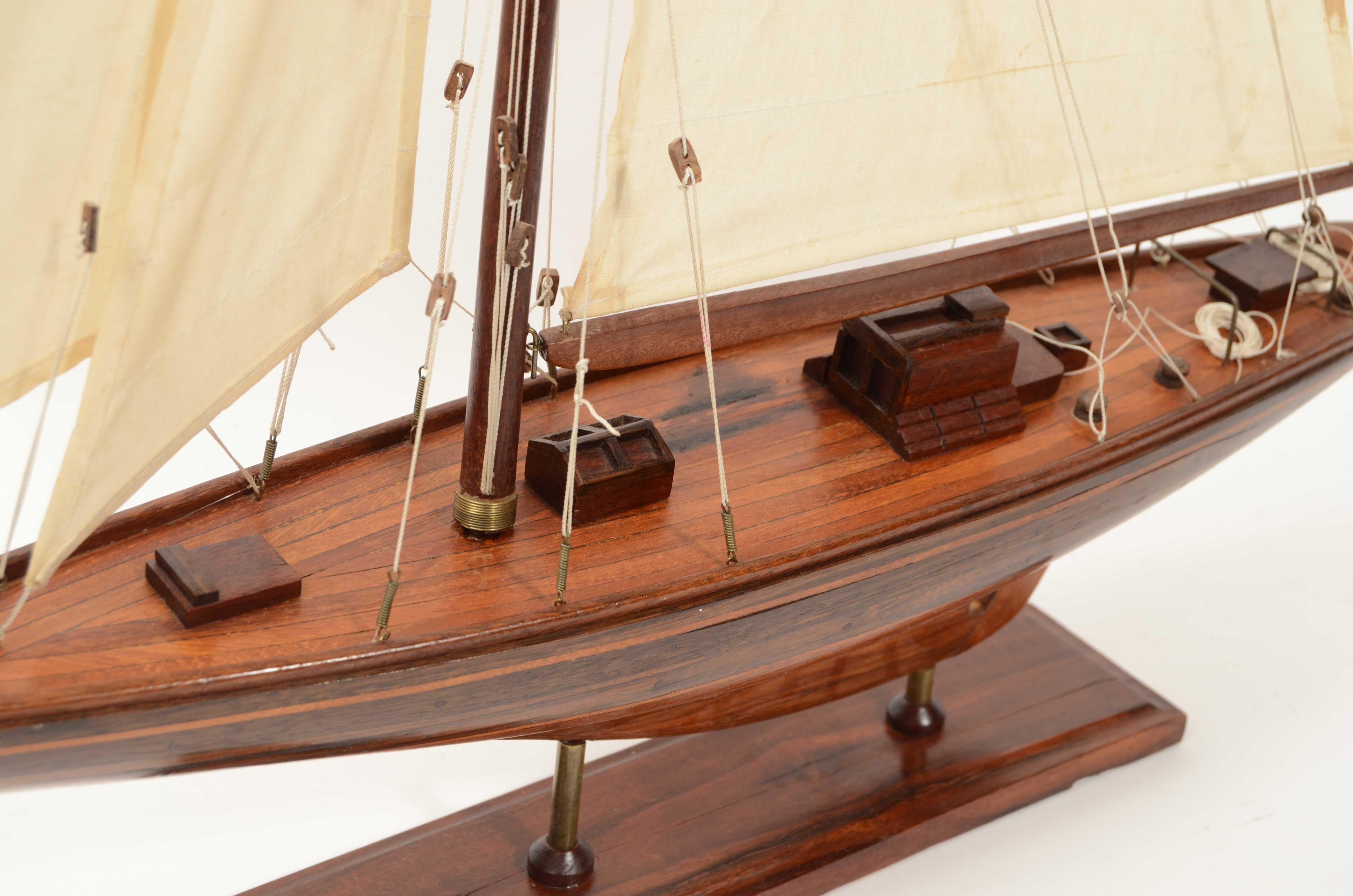 Maquette du célèbre yacht Endeavour de la classe J.C.E. conçu. Nicholsons en vente 4