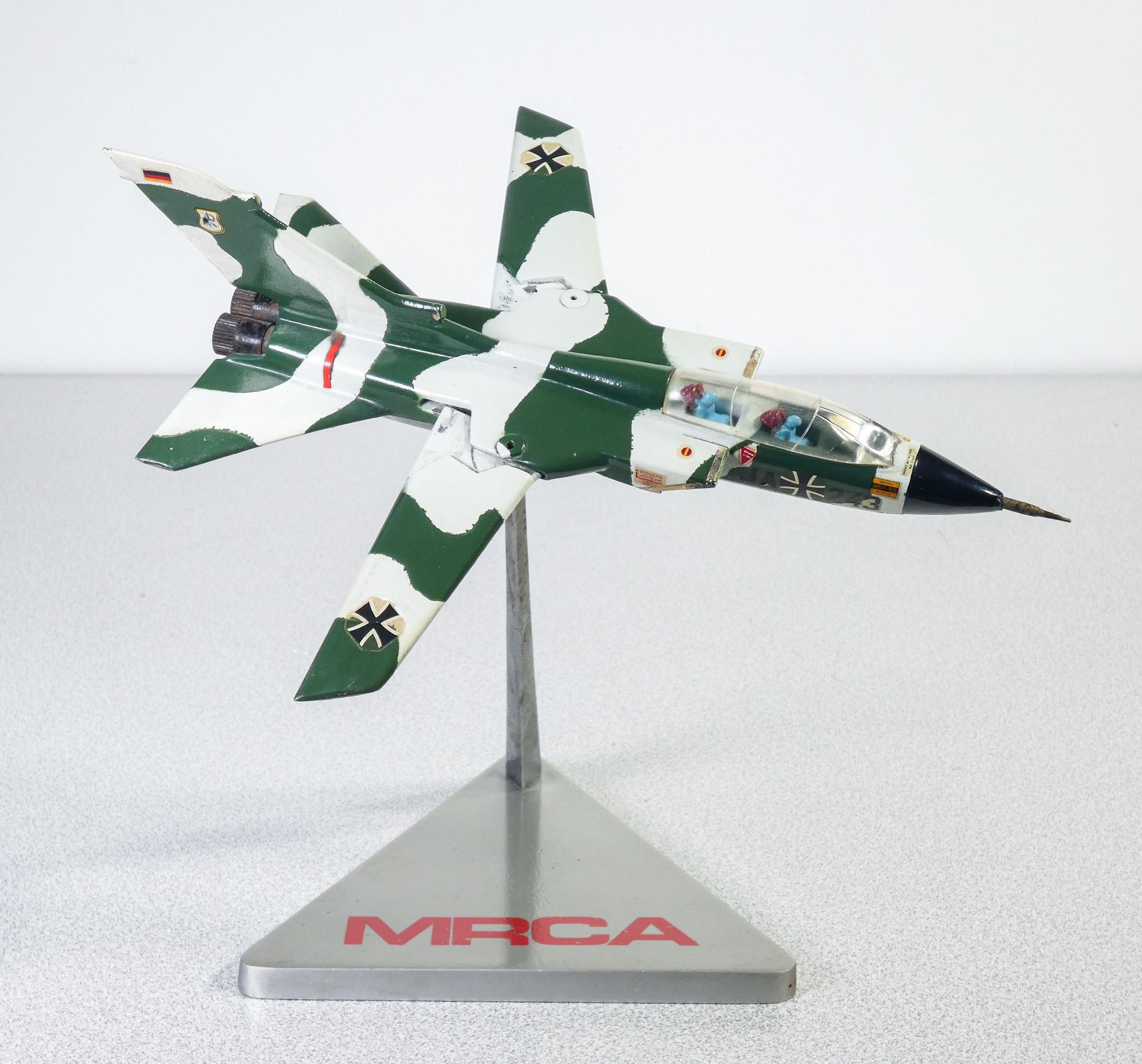 Model of
warplane
aluminum,
Panavia Tornado.
Anni 80

PERIOD
Anni 80

MATERIALS
Molded aluminum,
with stickers

DIMENSIONS
Length 24.5 cm
Width 12.5/20 cm
H tot approx 24 cm

CONDITIONS
The model is in very good condition, as is easy to see from the