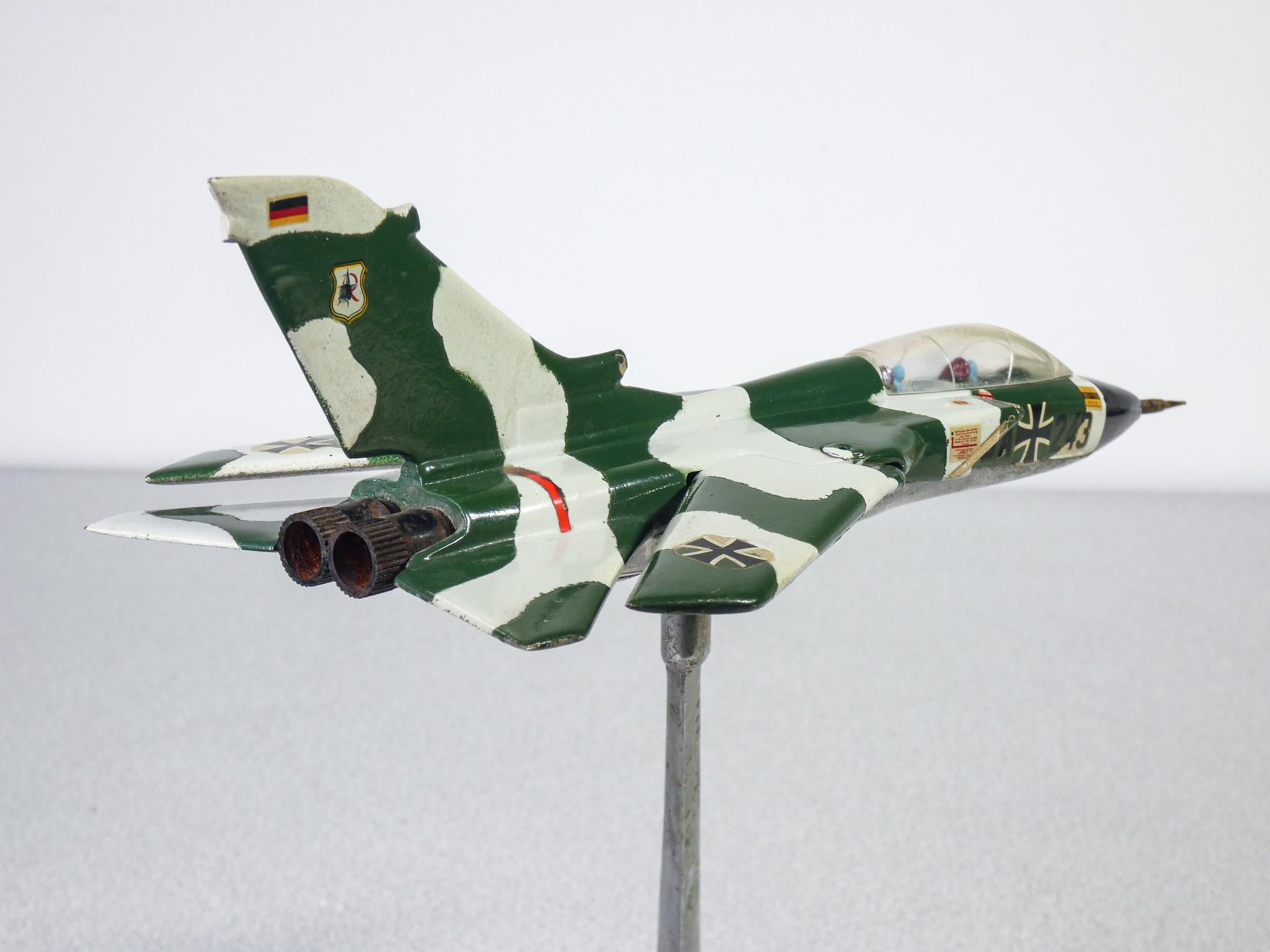 Modèle réduit d'avion de guerre en aluminium, Panavia Tornado. 1980s en vente 1
