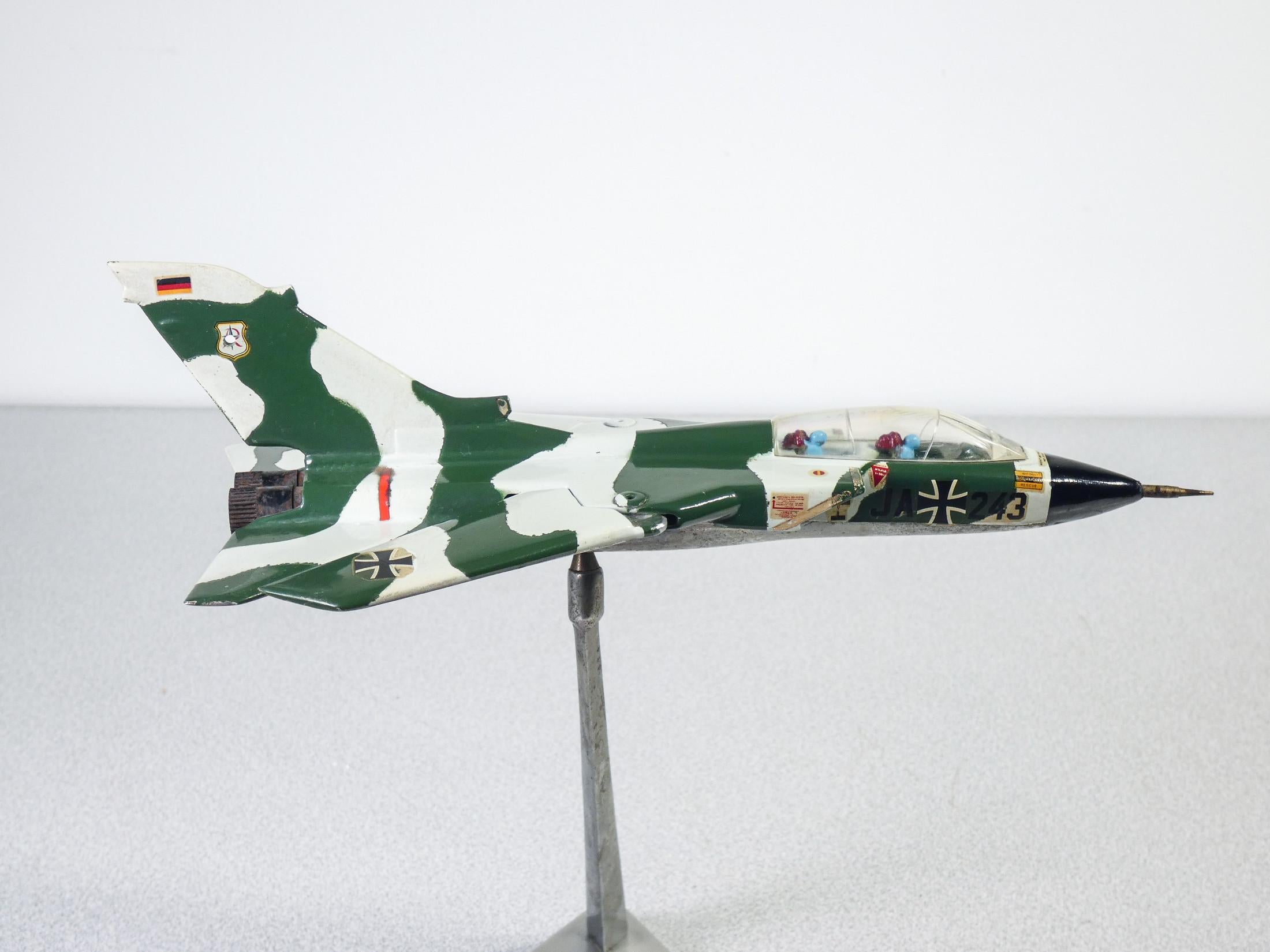 Modèle réduit d'avion de guerre en aluminium, Panavia Tornado. 1980s en vente 2