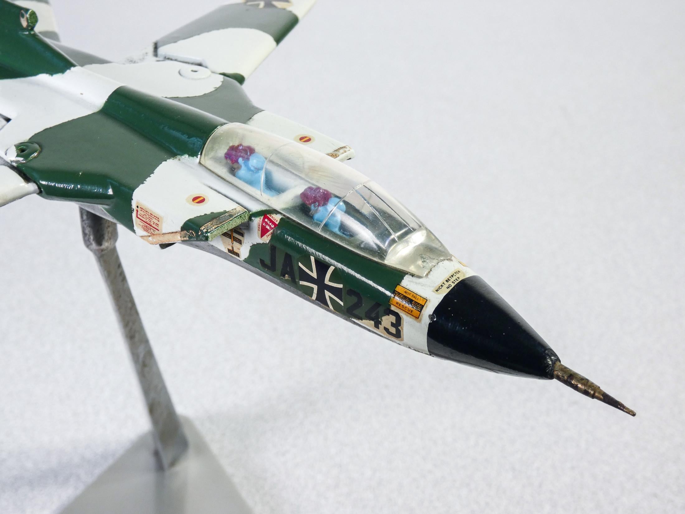 Modèle réduit d'avion de guerre en aluminium, Panavia Tornado. 1980s en vente 3