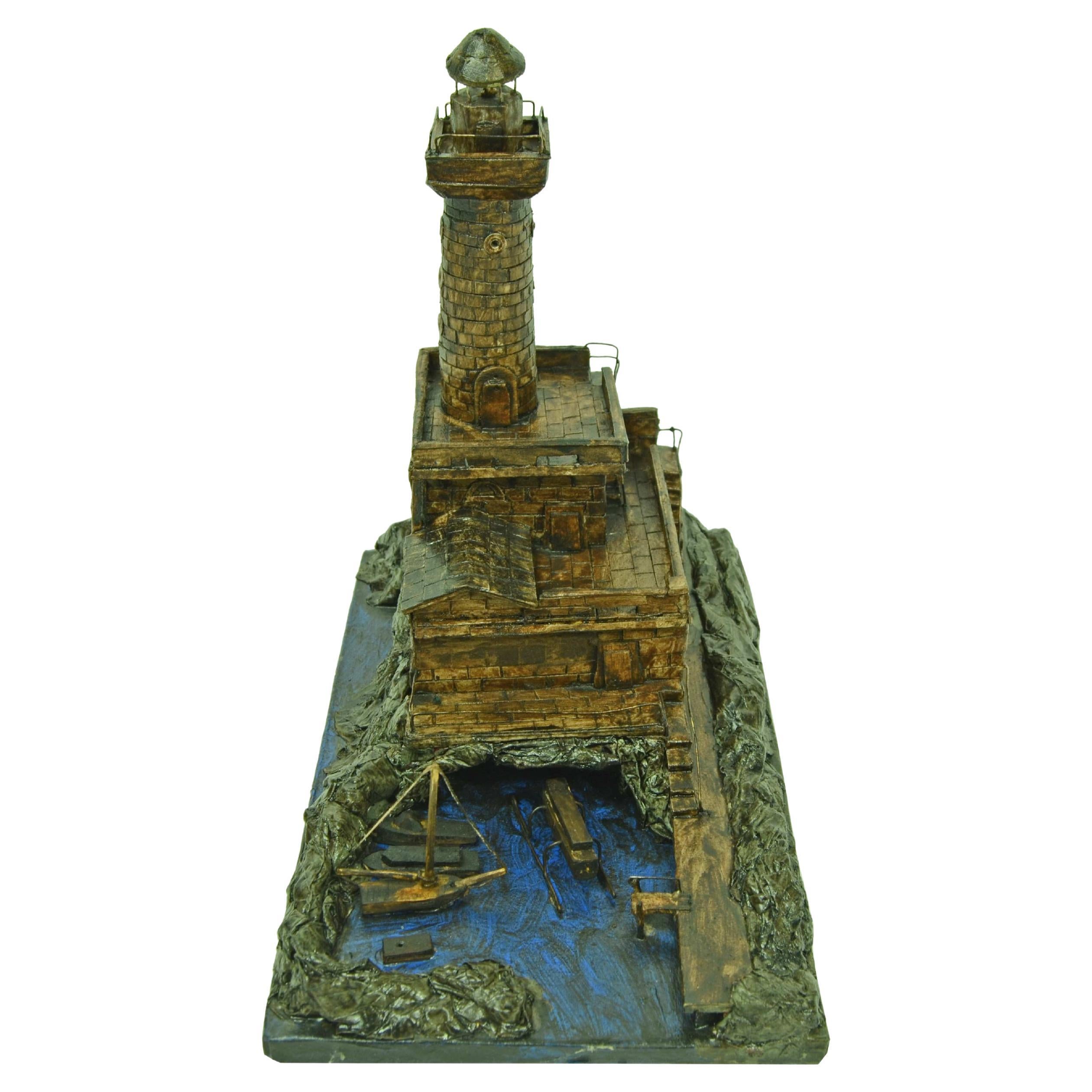 Modellino di faro realizzato negli anni Cinquanta in cartapesta gesso e legno