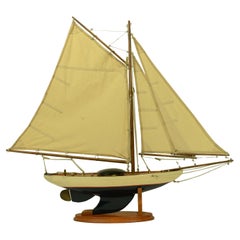 Modellino in scala anni Cinquanta di uno sloop bermudiano dei primi del ‘900