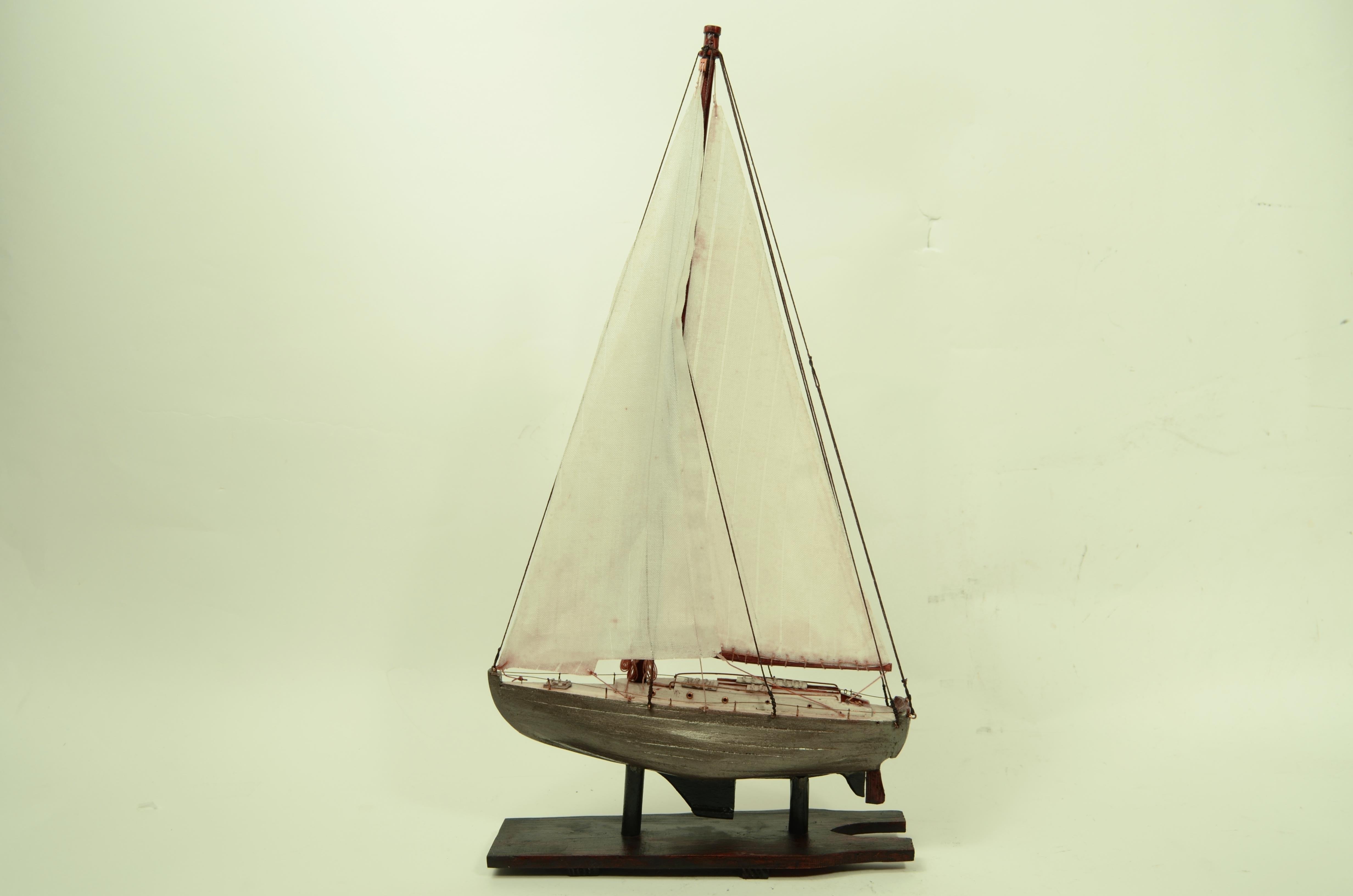 Modèle à l'échelle du Cutter Namar de Carlo Sciarelli, réalisé dans les années 70. Scafo a fasciame e vele in cotone.
Misure : cm 25 × 7 × 49 - 9.8 × 2.8 × 19.2 pouces.
Bon état de conservation.
Créé par l'ingénieur Carlo Sciarelli pour les régates