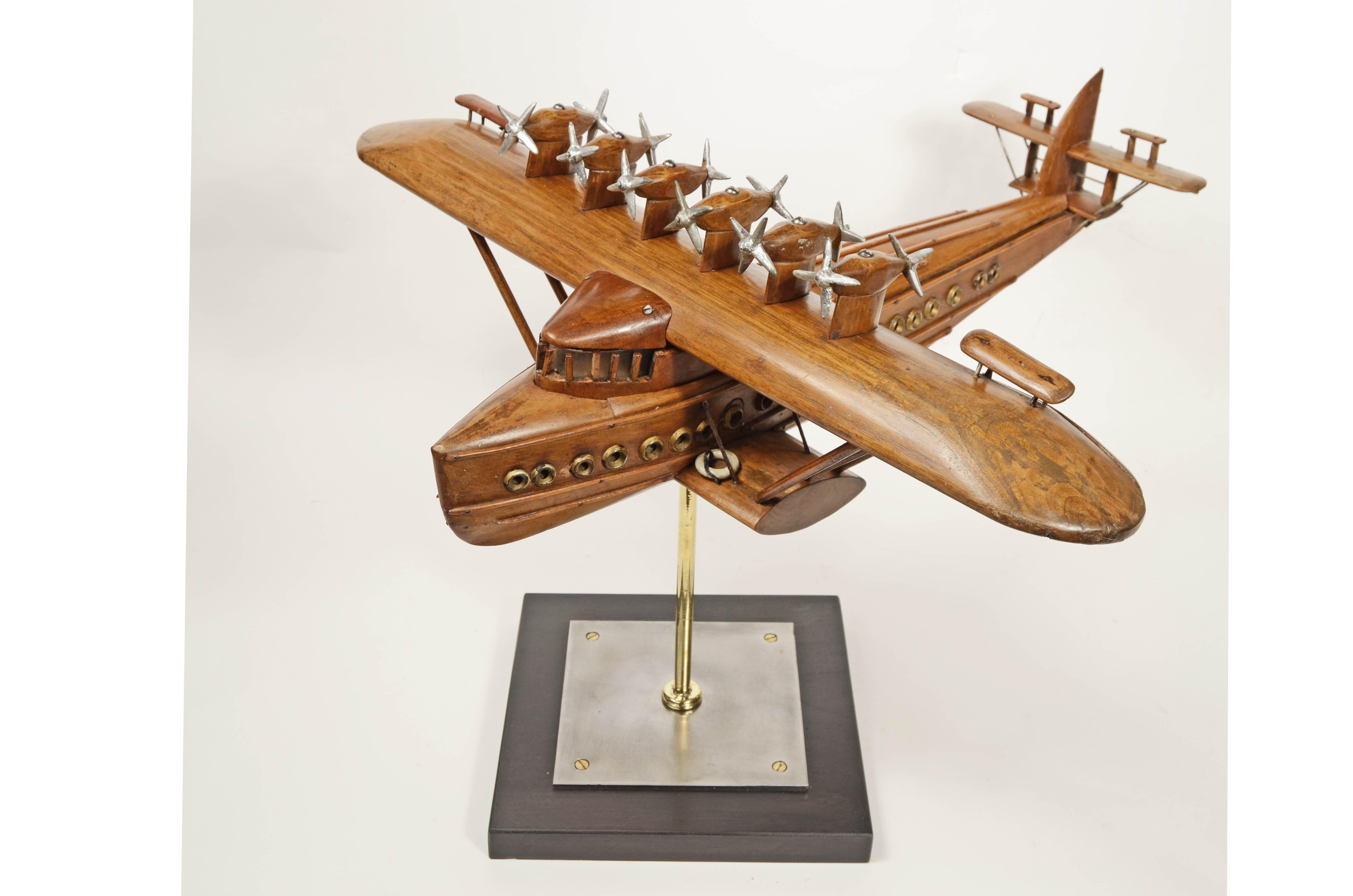 Modellino in scala dell’ idrovolante Dornier Do X chiamato I- REDI “Umberto Maddalena” uno dei due esemplari costruiti per L’Italia, realizzato nei primi anni trenta in legno di noce, base in legno e metallo non coeva.

Buono stato. Misure cm
